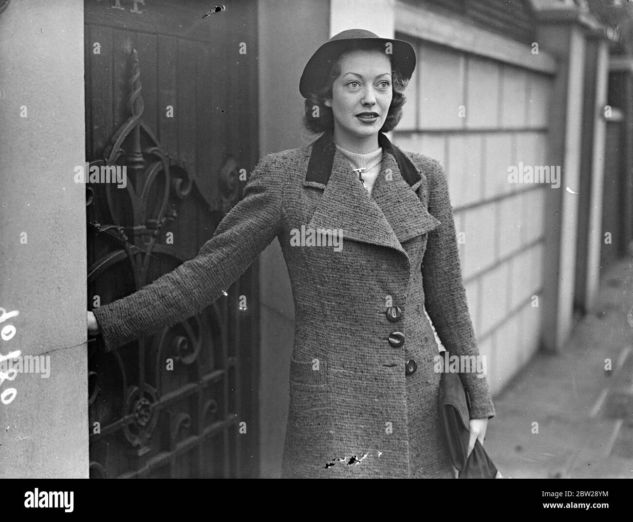 L'actrice du film va à la cour pour l'ouverture de son action de libelle. Mlle Miki Hood, actrice de cinéma, dont le portrait est bien connu dans les publicités, est allée devant les tribunaux pour l'ouverture de l'action dans laquelle elle réclame des dommages pour diffamation présumée et violation du droit d'auteur d'une photographie hollywoodienne d'elle-même. Les défendeurs sont WH Smith et son, Ltd, qui refusent les allégations. L'action est en instance devant le juge en chef Lord et devant un jury spécial de la division de la magistrature du roi. Sir Patrick Hastings, KC, a été informé de Mlle Hood, et Sir Stafford Cripps KC, des défendeurs. Spectacle de photos Banque D'Images