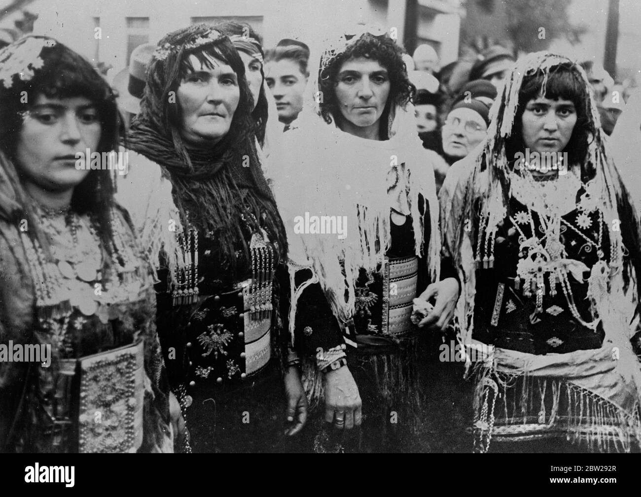 Les paysannes célèbrent le 25e anniversaire de l'indépendance albanaise. Les femmes paysannes des hauts plateaux sauvages du nord de l'Albanie, magnifiquement arrangée en or, argent et soie, font la première visite à Tirana, la capitale, pour participer aux célébrations marquant le 25e anniversaire de l'indépendance albanaise. Banque D'Images