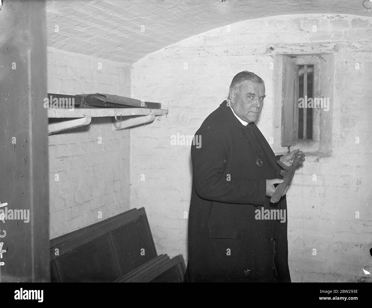 Le vicaire de Londres souhaite vendre sa maison, que l'on croit hantée par le fantôme du moine. Le Rév. C V Camplin Cogan, Vicaire de l'église Saint Gabriel, North Acton, souhaite vendre sa maison, qui est considéré comme une autorité fiable à hanter. On dit qu'un moine est enterré sous le pavé Tudor près d'une fenêtre de la salle avant, et c'est lui qui est censé hanter la maison. Bien que le vicaire lui-même soit sceptique, Mme Camplin Cogan maintient qu'elle a souvent entendu ses traces marcher sur le couloir et l'escalier. La maison était autrefois la résidence de Richard Cromwell, fils d'Oliver Cromwell, et Th Banque D'Images