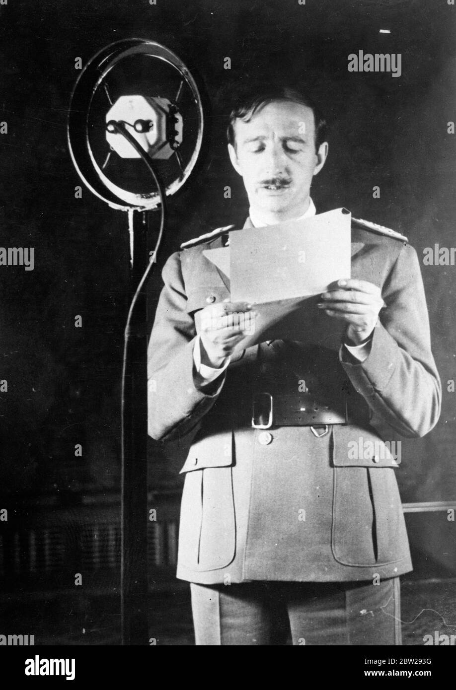 Kings Zog fait appel aux jeunes de Tirana pour le 25e anniversaire de l'indépendance albanaise. Un appel à la jeunesse a été diffusé par le roi Zog d'Albanie du Palais royal de Tirana, à l'occasion du 25e anniversaire de l'indépendance albanaise. 'En vous. J'ai placé tous mes espoirs, déclaré le Roi à ses jeunes auditeurs. Les célébrations de l'anniversaire ont eu lieu dans tout le pays et ont été marquées par des manifestations enthousiastes de loyauté envers le Roi. 29 novembre 1937 Banque D'Images