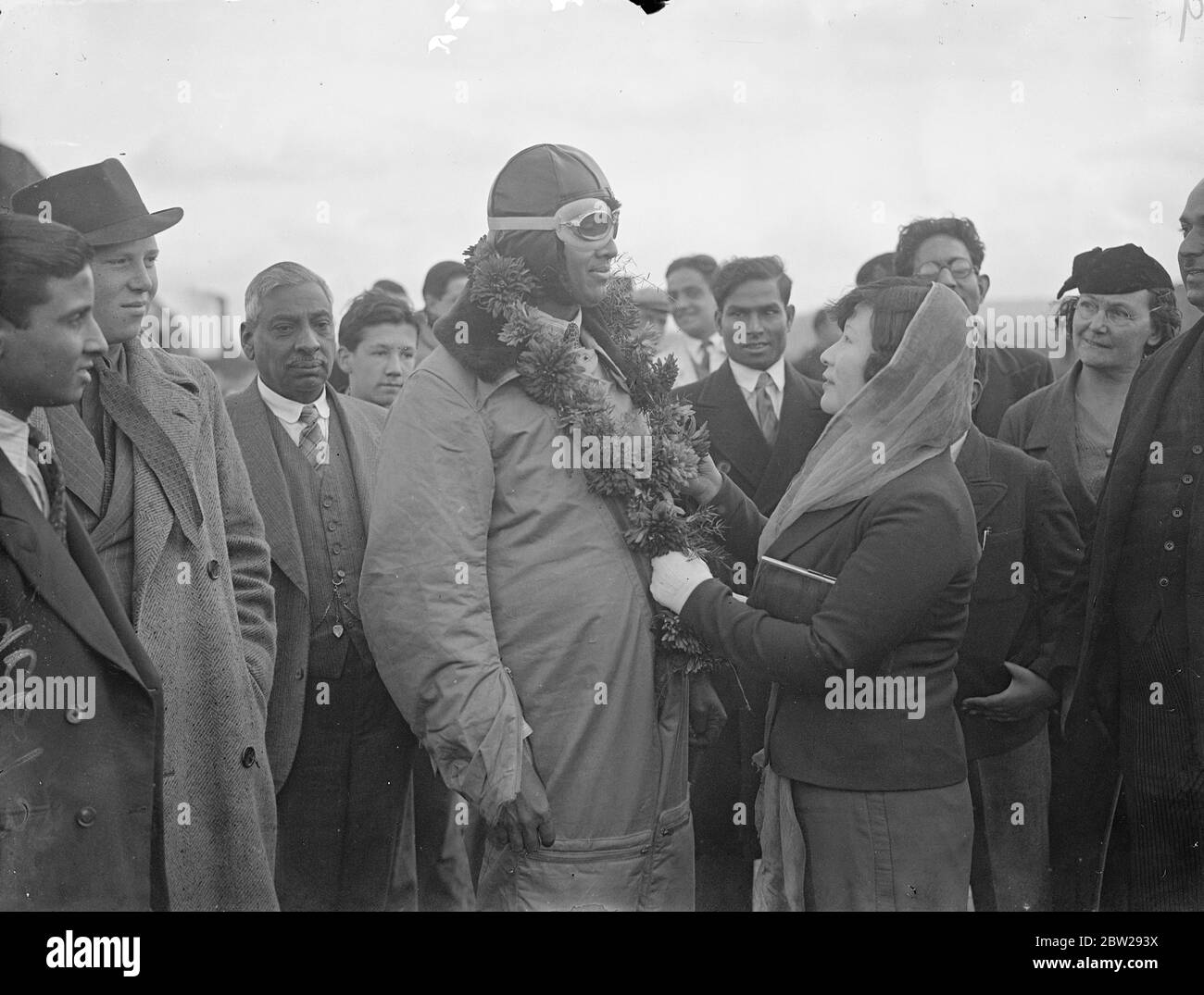 Des aviateurs indiens garland comme il quitte Croydon pour tenter de voler les deux Atlantiques. M. Govind P Nair, 32 ans, qui a l'intention d'être le premier Indien à tenter un vol Atlantique, a été tué lorsqu'il s'est écrasé près de Rouen à la première étape de son vol. M. Nair était en route pour Dakar, en Afrique, d'où il avait l'intention de traverser l'Atlantique Sud jusqu'au Brésil. Il a ensuite prévu de voler le long de la côte est, le continent américain jusqu'à New York, il a traversé Terre-Neuve et a commencé à partir de là pour l'Irlande. Nair n'avait que 200 heures d'expérience de vol. Des séances photo, M. Govind P Nair, débarquées par Mlle Hari Pradad C. Banque D'Images