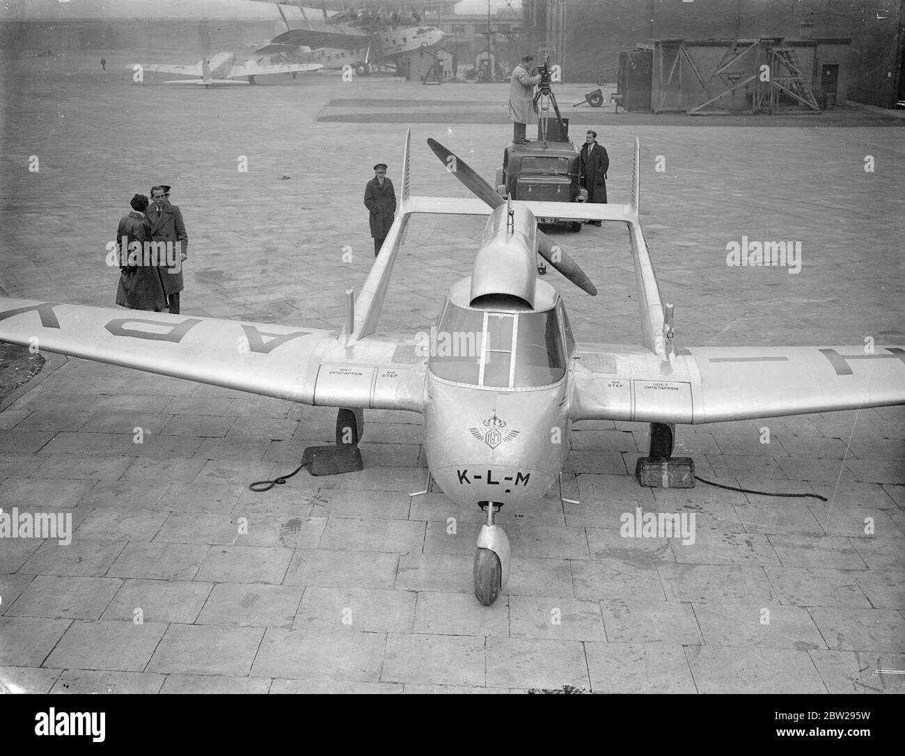 Le tricycle américain à deux places, dit être l'avion le plus sûr au monde, comme arrivé à l'aérodrome de Croydon. Les pilotes de Royal Dutch Airlines s'y pratiquent parce que les nouveaux avions de ligne Douglas 30 places. Ils utiliseront aura 'tricycle'année d'atterrissage. Le Styman Hammond 'y' est le deux places. Il peut être retiré sans toucher les commandes et débarqué sans risque d'inclinaison du nez. Photos, le nez du 'tricycle' volant à Croydon. 10 novembre 1937 Banque D'Images