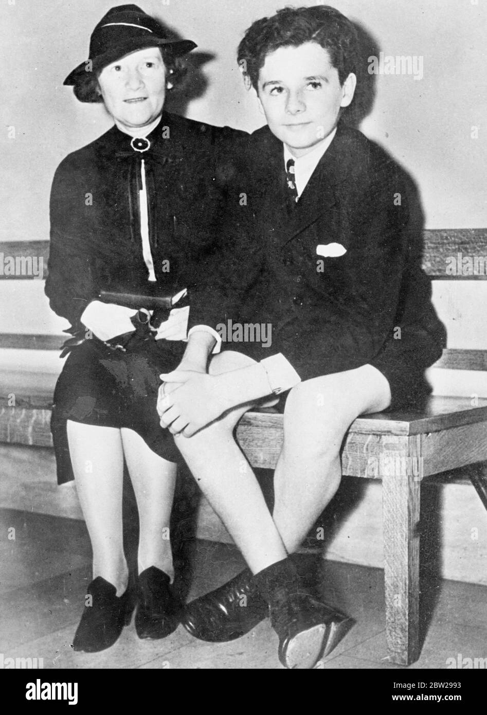 Fin de la bataille juridique sur le salaire de Freddie Bartholomew. Freddie Bartholomew, l'acteur de cinéma anglais, avec sa tante et son gardien, le Millicent Mae Bartholomew, alors qu'ils attendaient devant le tribunal, à Los Angeles, en Californie, où ils menaient une bataille juridique. Les studios Miss Bartholomew et Metro Goldwyn Mayer ont désormais réglé tous les litiges relatifs aux contrats et aux salaires hors cour. Banque D'Images