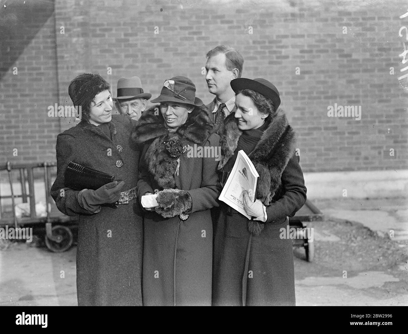 Southampton Woman devient le seul skipper de yacht de Deep Sea au monde. Les lames pour prendre la commande. Mlle lita Clare Edwards, fille du général de brigade R F Edwards, a quitté Southampton sur le chemin de Gibraltar pour prendre le commandement d'un yacht et devenir la seule femme, DC yacht skipper dans le monde. Après seulement neuf mois de scolarité à l'École de navigation, Mlle Edwards a obtenu son certificat de yachtmasters. L'examen, mis à part l'élimination de deux sujets, l'ingénierie et les affaires de navires, est le même que celui d'un certificat de maîtrise. Mlle Edwards, qui est membre du Hamble Sailing Club, est es Banque D'Images