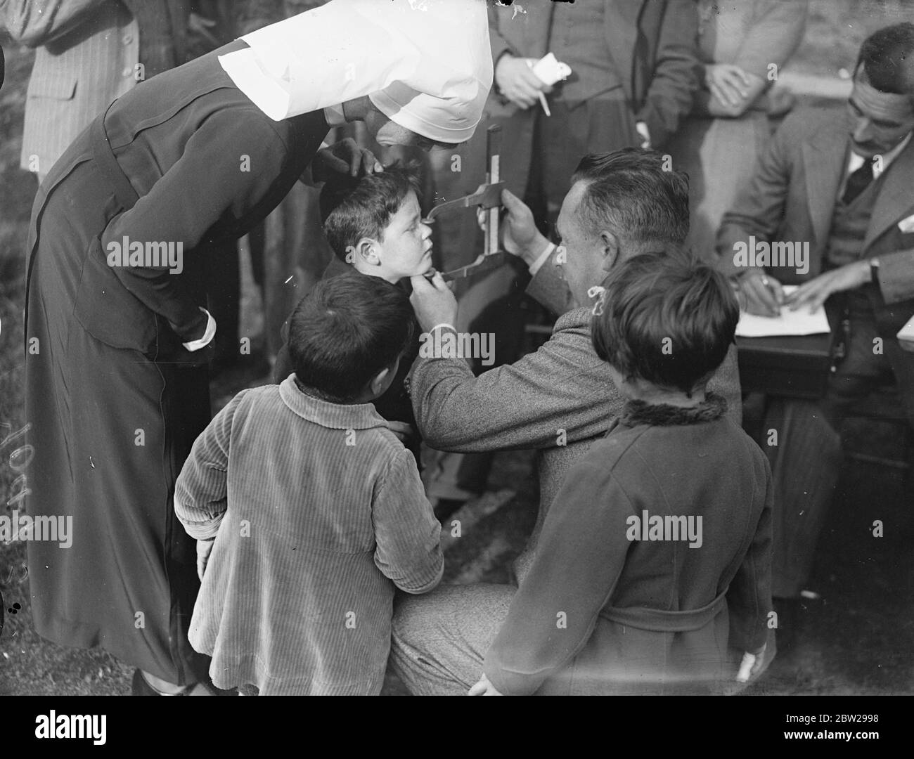 Les Bebes Ont Le Visage Est Mesure Pour Les Masques A Gaz A La Maison De Kent Un Expert Du Home Office Mesurant Le Visage D Un Des Bebes Du Bebe Du Dr