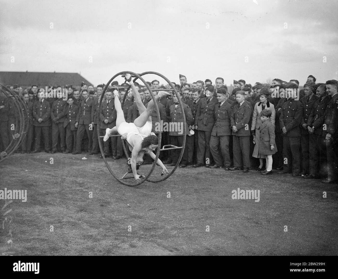 Les filles allemandes montrent aux apprentis de la RAF une nouvelle façon de garder la forme. Une équipe de filles allemandes, les 'Rhoenrads', qui ont été présentés à Londres, a envahi la station de la RAF à Cranwell, à l'invitation du commandant de l'escadre JR Cassidy de faire une démonstration des nouveaux moyens d'améliorer la forme physique aux apprentis du centre. Les filles exécutent des roues ongyro, qui sont utilisées pour enseigner l'équilibre dans toutes sortes de positions. Photos, les filles allemandes qui font la démonstration des roues gyro avant que la RAF ne s'apprentis à Cranwell. 26 novembre 1937 Banque D'Images