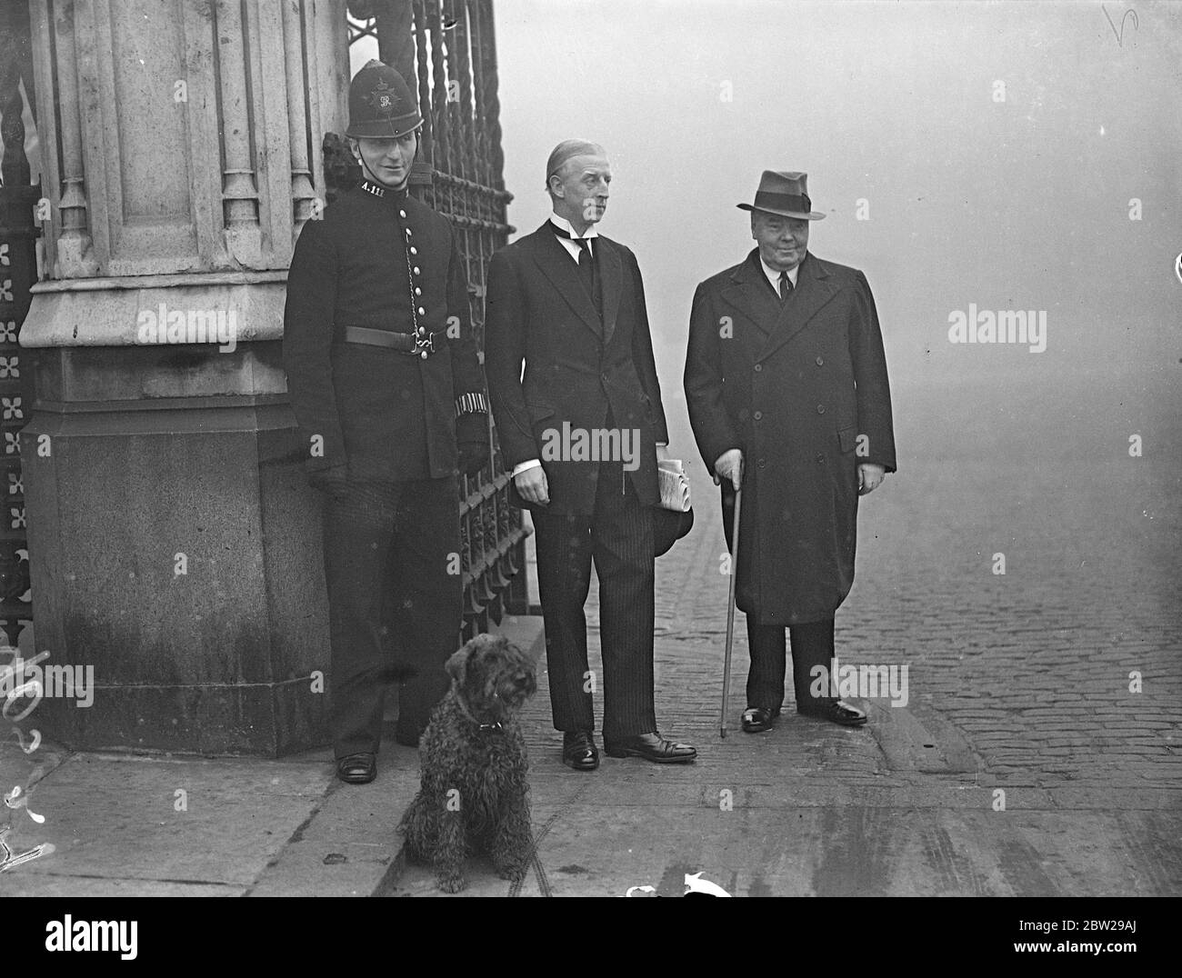 LES DÉPUTÉS et le chien arrivent tôt à la Chambre des communes. Malgré le brouillard qui a fait le matin tôt. Loin d'être agréable, les députés sont arrivés tôt à la Chambre des communes pour le réassemblage du Parlement. Des séances photo, le major, le honoraire JJ Stourton (Salford) et son chien, Bruin, avec Sir Patrick Hannon (Moseley), sont à la Chambre des communes en début de matinée. 21 octobre 1937 Banque D'Images
