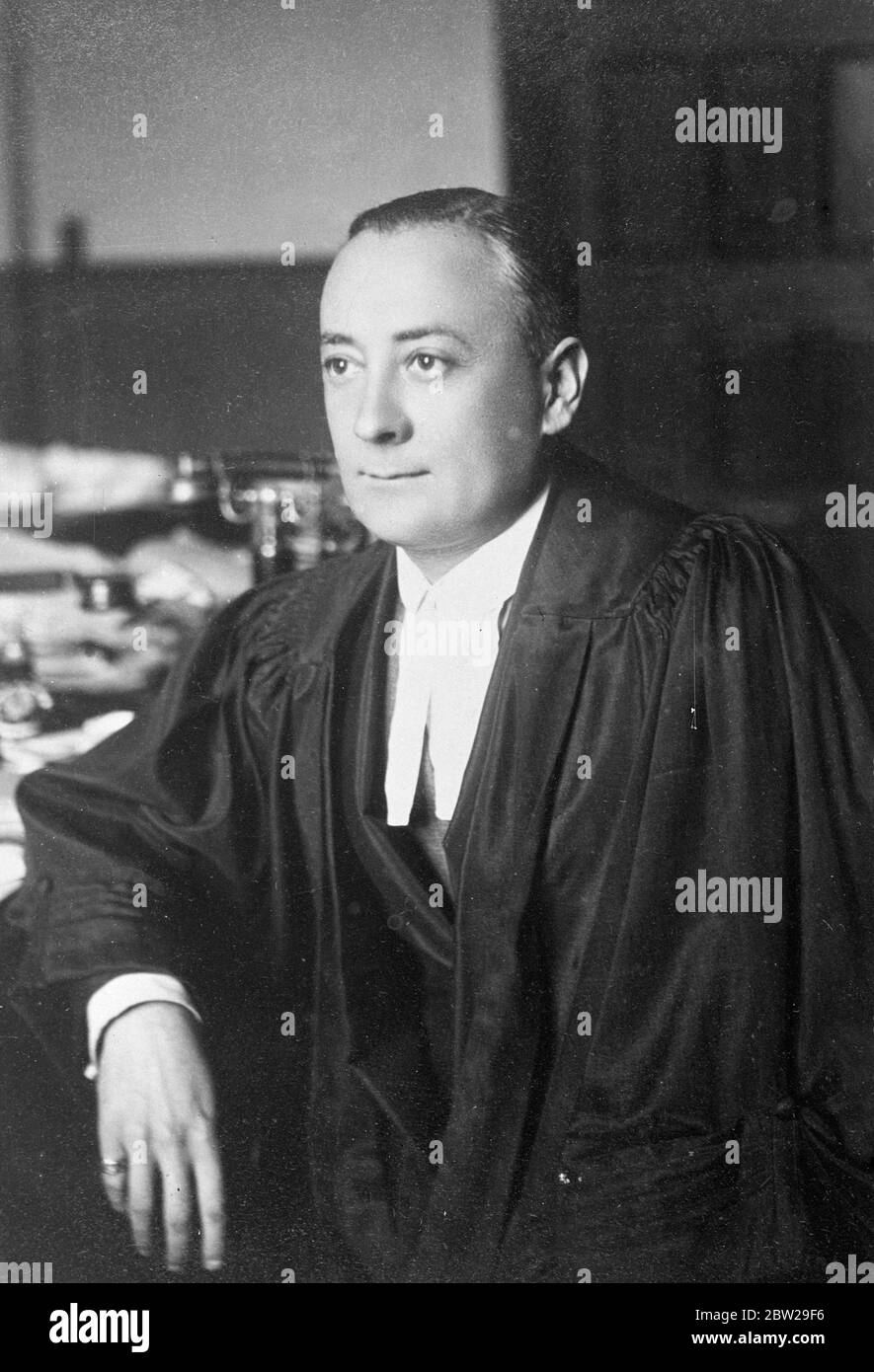 Briton , qui a écrasé le drapeau japonais lors de la « Marche de la victoire » de Shanghai. A dû être secouru par la police. M. Eardley Thomas Maitland, avocat britannique de 49 ans et ancien procureur de Shanghai, a été le centre d'un incident grave lors de la « marche de la victoire » des troupes japonaises à travers Shanghai. M. Maitland a saisi le drapeau qui, dit-il, lui a été coincé par un japonais super patriotique et a brisé le drapeau en deux. Un soldat japonais a rompu les rangs et s'est précipité devant M. Maitland, qui l'a frappé. La police a sauvé M. Maitland de la foule en colère des Japonais qui lui sont tombés, et il a été pris Banque D'Images