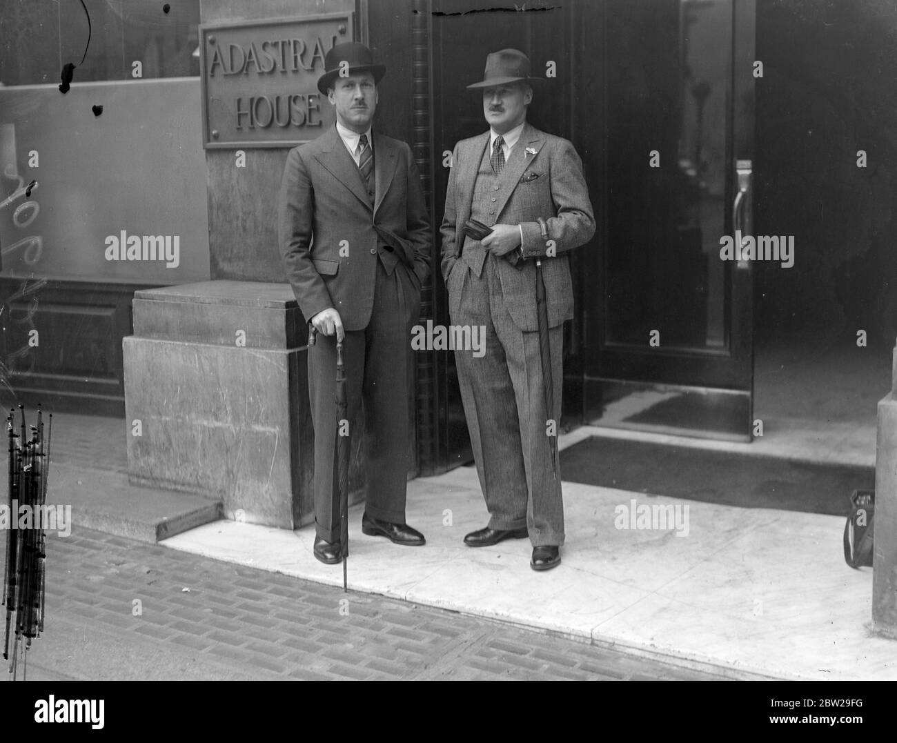 Officier de la RAF britannique qui se trouve en Europe pour enseigner aux militaires turcs. Le commandant de l'aile A S G Lee, MC, quitte Londres demain (jeudi) pour voyager en voiture en Europe jusqu'en Turquie, où il sera l'un des instructeurs britanniques du nouveau collège de l'armée de l'air. Photo shows, le commandant de l'escadre Lee (à gauche) et est co-instructeur, chef de l'escadron S McKeever , DSO, au ministère de l'air à Londres. 27 octobre 1937 Banque D'Images
