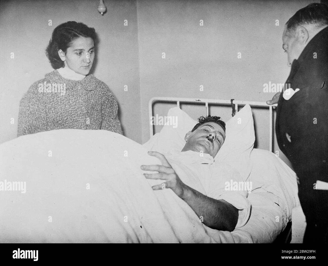 Chauffeur de l'ambassade britannique tué par un voleur de voiture à Paris. André Laloge, jeune chauffeur français de M. Hugh Lloyd Thomas, ministre plénipotentiaire à l'ambassade britannique à Paris, a été abattu et grièvement blessé par un voleur de voiture qu'il poursuivait dans une rue parisienne. Un policier a également été tué par balle par le voleur, identifié comme un homme nommé Jean Murger, qui a ensuite tourné un revolver sur lui-même. Murger est mort sur le chemin de l'hôpital. L'incident s'est produit dans la rue des Chanoines, près de la cathédrale notre-Dame. Laloige était à vélo à la maison quand il a vu un homme qui grimpe une voiture. Il s'est rattrapé le Banque D'Images