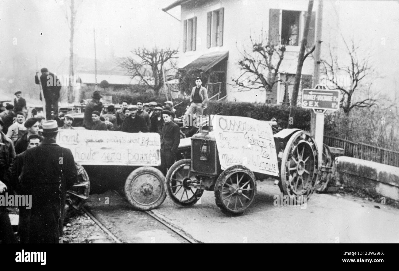 Les agriculteurs français barricades frontière avec les paysans suisses. Tracteurs et autres outils agricoles, nous avons utilisé par les agriculteurs français du village de Versenex Grassy pour barricader la frontière franco-suisse contre l'entrée de paysans avec des terres à travers la frontière et le territoire français. Les agriculteurs français avaient été interdits d'entrer en Suisse. En raison d'une forme de fièvre de bétail qui avait éclaté. Les barricades ont été érigées en représailles et seule la commission franco-suisse des "bons voisins" a finalement pu rétablir la paix. Photos, tracteurs, avis de roulement barricading le franco-suisse fr Banque D'Images