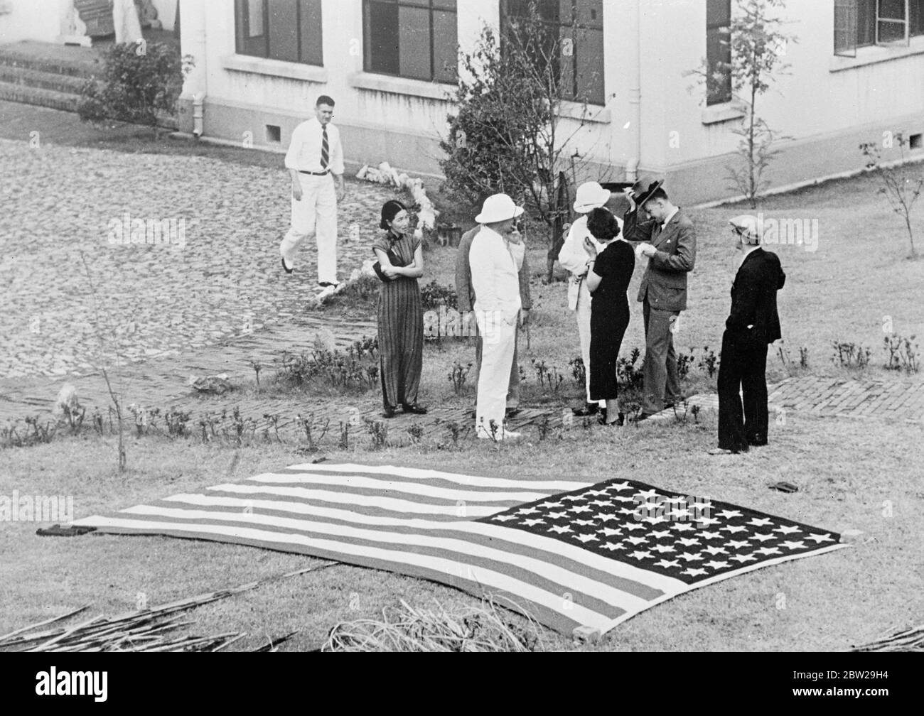 Les yeux japonais à voir. Un grand drapeau à rayures et étoiles est affiché dans le parc de l'ambassade des États-Unis à Nanking, la capitale chinoise, pour « avertir » le Japonais M et participer à des raids de bombardement. 4 novembre 1937 Banque D'Images