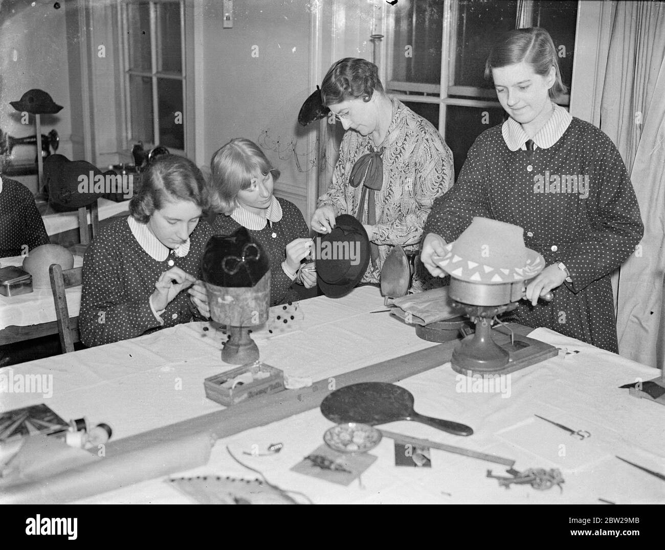 Les doigts féminins enseignaient les subtilités d'une mode. Les filles au travail dans la classe de la traite de Bloomsbury (London County council) Trade School à Queens Square, où elles sont formées pour être l'expert de la mode de l'avenir. On apprend également aux filles à être couturières. 10 décembre 1937 Banque D'Images Les doigts féminins enseignaient les subtilités d'une mode. Les filles au travail dans la classe de la traite de Bloomsbury (London County council) Trade School à Queens Square, où elles sont formées pour être l'expert de la mode de l'avenir. On apprend également aux filles à être couturières. 10 décembre 1937 Banque D'Images