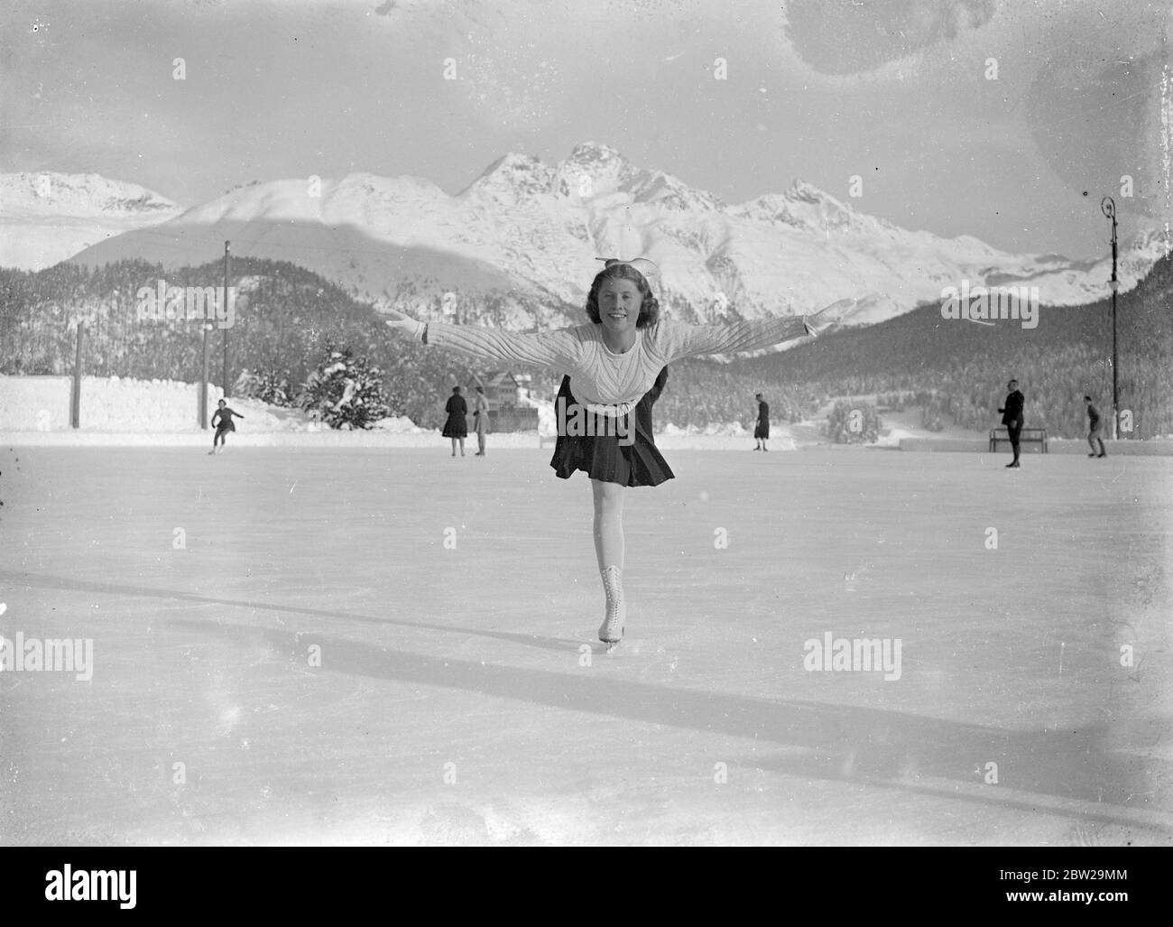 Cecilia Colledge sur la glace à St Moritz. De nombreuses personnes célèbres apprécient maintenant les sports d'hiver à St Moritz, en Suisse, où la saison est en plein essor. Photos, Mlle Cecilia Colledge, titulaire britannique du championnat du monde de patinage artistique, sur la glace à St Moritz le 28 décembre 1937 Banque D'Images