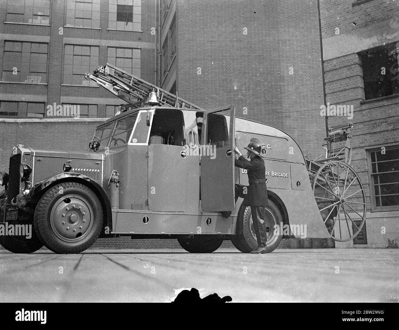 Le premier moteur d'incendie à double usage fermé de la Brigade des pompiers de Londres. Le premier appareil de lutte contre les incendies à double usage fermé vient d'être mis en service au quartier général de la brigade des pompiers de Londres, sur le remblai Albert. Sur cet appareil, un espace couvert est prévu pour un équipage de cinq personnes et tous les futurs appareils à double usage seront équipés de corps fermés. Le nouvel appareil transporte une évacuation en acier de 50 pieds, la première évacuation en acier de la brigade des pompiers de Londres. Le conducteur peut rapidement libérer l'échappement de l'intérieur. En plus de l'évasion, il y a une Stansa Banque D'Images