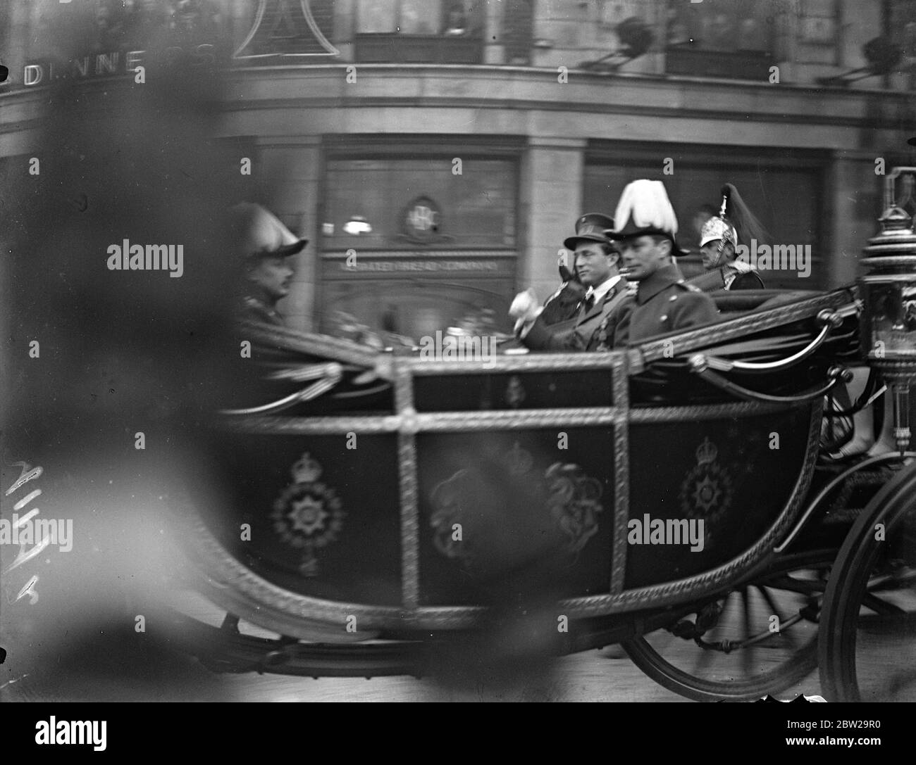 Le King George et le Roi Léopold conduisent à Buckingham Palace. Le roi George accueille le roi Léopold des Belges, lorsqu'il arrive à la gare Victoria pour sa visite d'État à Londres. Les deux rois se sont ensuite rassemblés pour Buckingham Palace. Des spectacles photo, le roi George et le roi Léopold dans la calèche, en voiture de la gare Victoria au palais de Buckingham. 16 novembre 1937 Banque D'Images