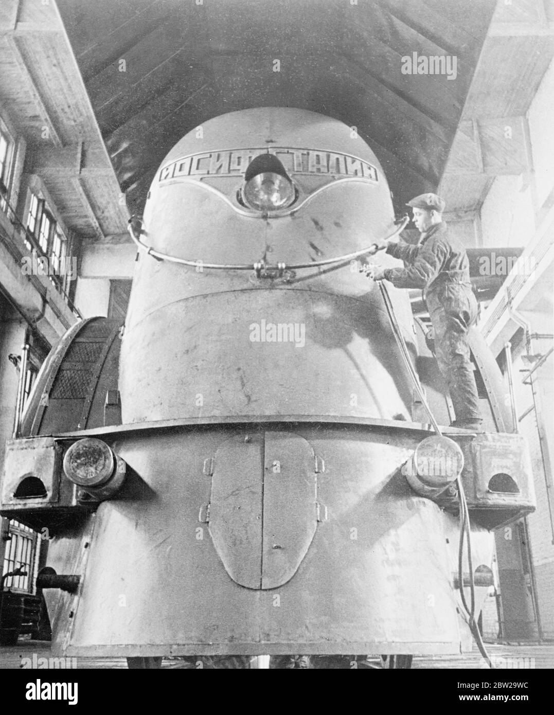 Construction de la locomotive soviétique simplifiée 'Joseph Staline' à la Révolution d'octobre travaux de locomotive dans la ville de Voroshilovgrad (anciennement Lugansk) en Ukraine soviétique. Cette locomotive avait une vitesse prévue de près de 90 milles à l'heure. Banque D'Images