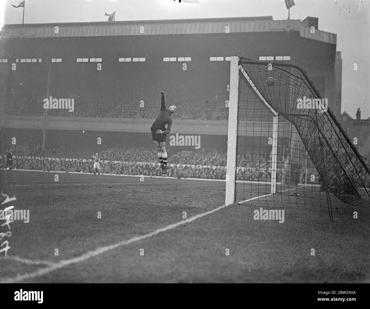 Frank Boulton le pointe au-dessus du bar. Frank Boulton , gardien de but d'Arsenal, donne un coup de feu au-dessus du bar lors du premier match de division contre Leeds à Highbury. 27 novembre 1937 Banque D'Images