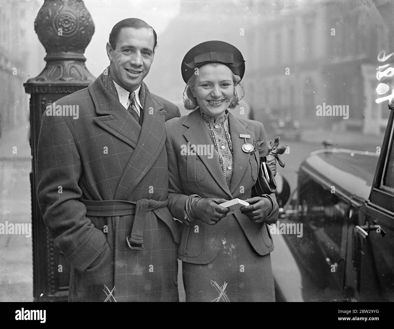 Le mariage de la princesse Babar pour le lutteur « off ». Le registraire du surintendant a attendu en vain au bureau d'enregistrement de Marylebone pour la princesse Baba (Mlle Valerie Brook), fille cadette de la Raja blanche de Sarawak, et son éventuelle époux Bob Gregory, le lutteur tout en place. 21 novembre 1937 Banque D'Images