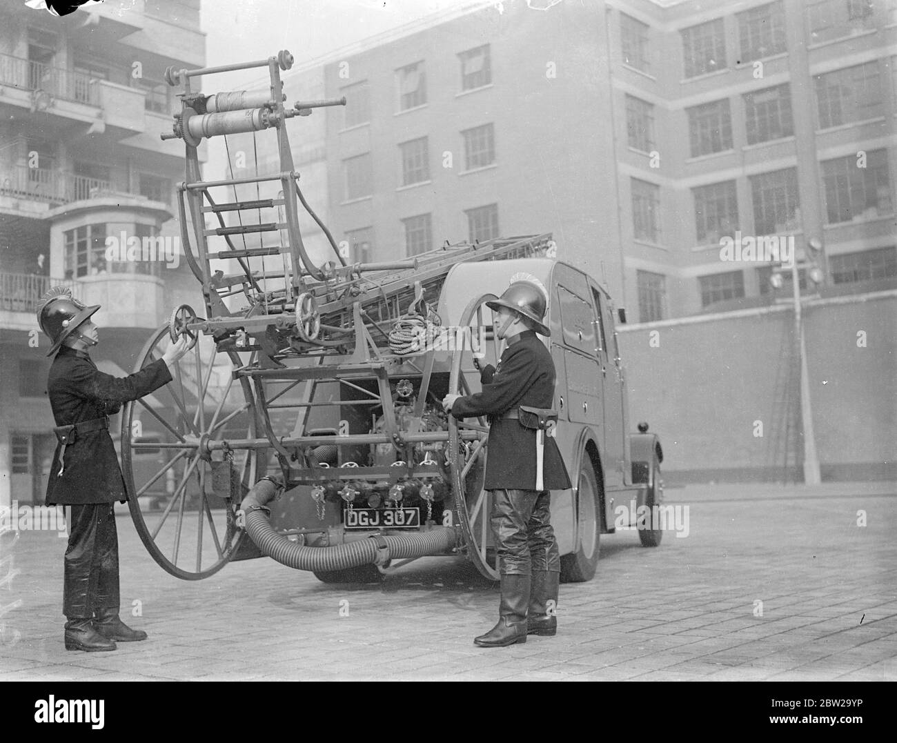 Le premier moteur d'incendie à double usage fermé de la Brigade des pompiers de Londres. Le premier appareil de lutte contre les incendies à double usage fermé vient d'être mis en service au quartier général de la brigade des pompiers de Londres, sur le remblai Albert. Sur cet appareil, un espace couvert est prévu pour un équipage de cinq personnes et tous les futurs appareils à double usage seront équipés de corps fermés. Le nouvel appareil transporte une évacuation en acier de 50 pieds, la première évacuation en acier de la brigade des pompiers de Londres. Le conducteur peut rapidement libérer l'échappement de l'intérieur. En plus de l'évasion, il y a une Stansa Banque D'Images
