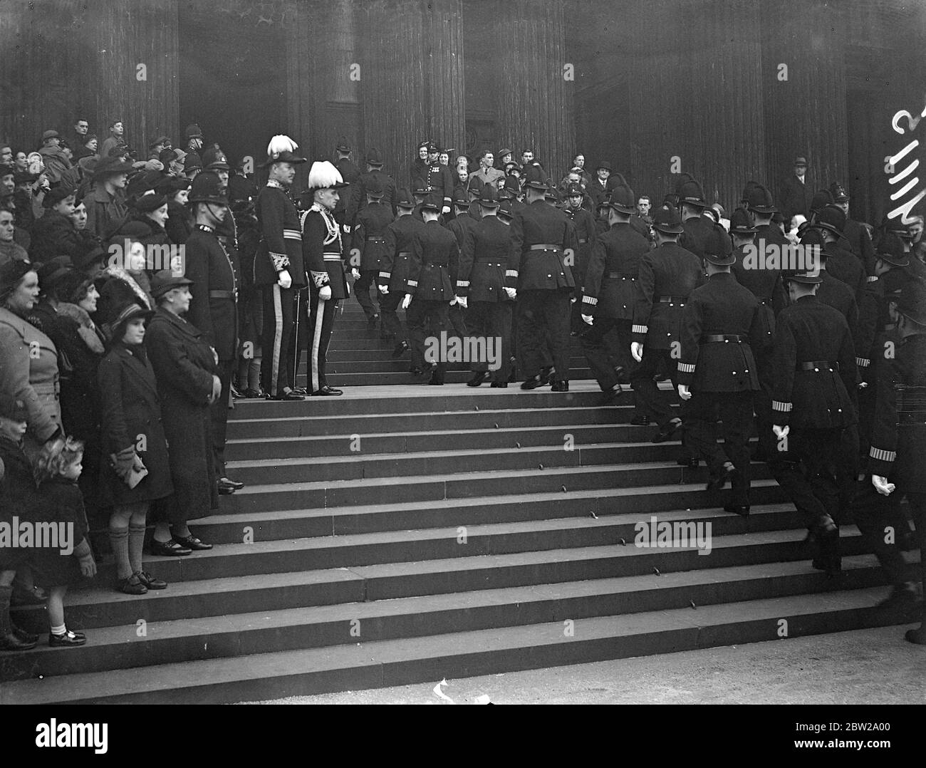 La police municipale assiste au service annuel à St Paul's. Des hommes de la police de la ville de Londres ont défilé à la cathédrale Saint-Paul pour leur service annuel aujourd'hui (dimanche). Des expositions de photos, Sir Hugh Turnbull, commissaire de police de la ville, et le capitaine J A Davidson, commissaire adjoint, ont regardé la police marcher dans la cathédrale le 14 novembre 1937 Banque D'Images