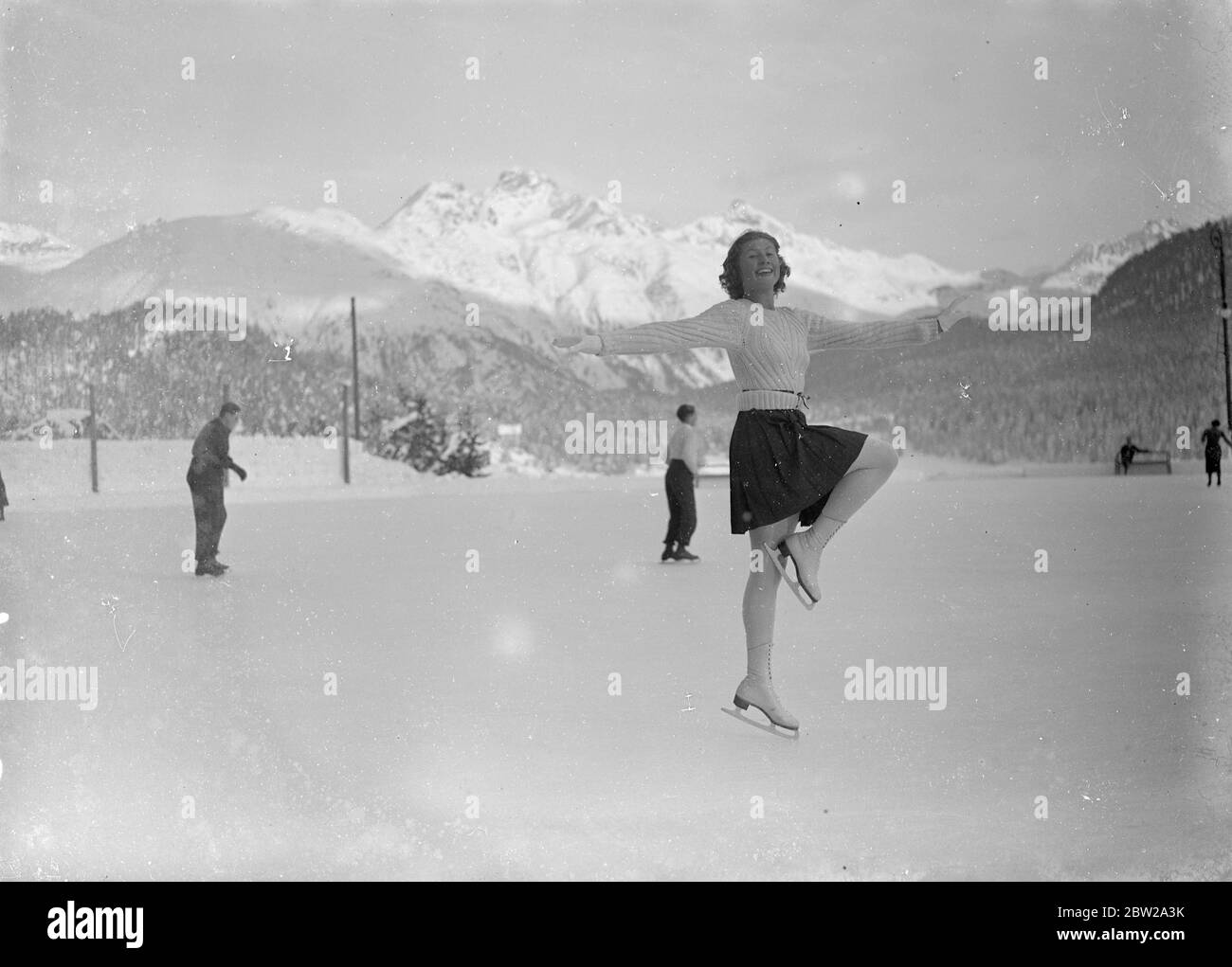 Cecilia Colledge sur la glace à St Moritz. De nombreuses personnes célèbres apprécient maintenant les sports d'hiver à St Moritz, en Suisse, où la saison est en plein essor. Photos, Mlle Cecilia Colledge, titulaire britannique du championnat du monde de patinage artistique, sur la glace à St Moritz le 28 décembre 1937 Banque D'Images