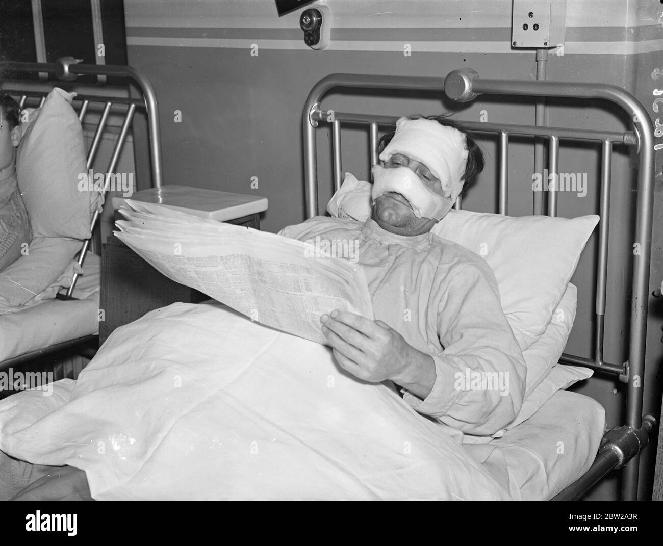 Mère, père et fils à l'hôpital après l'incendie de la maison de Londres, pour blessés. M. Arthur Davies, 41 ans, sa femme, Winifred Davies, 40 ans environ, a été parmi quatre personnes blessées dans un incendie qui a éclaté à la maison de New Church Road, Camberwell, et qui sont maintenant à l'hôpital St Giles, Camberwell. Ivor Davies, leur fils de 11 ans, et Arthur George Bird, âgé d'environ 32 ans, un locataire, ont également été blessés. M. et Mme Davies , autre fils, John Davies, âgé de 15 ans, ont donné l'alarme et ont échappé à la blessure. Des spectacles de photos, M. Arthur Davies, lisant sur l'incendie alors qu'il se trouvait à l'hôpital St Giles. Il souffre de brûlures. 30 D Banque D'Images