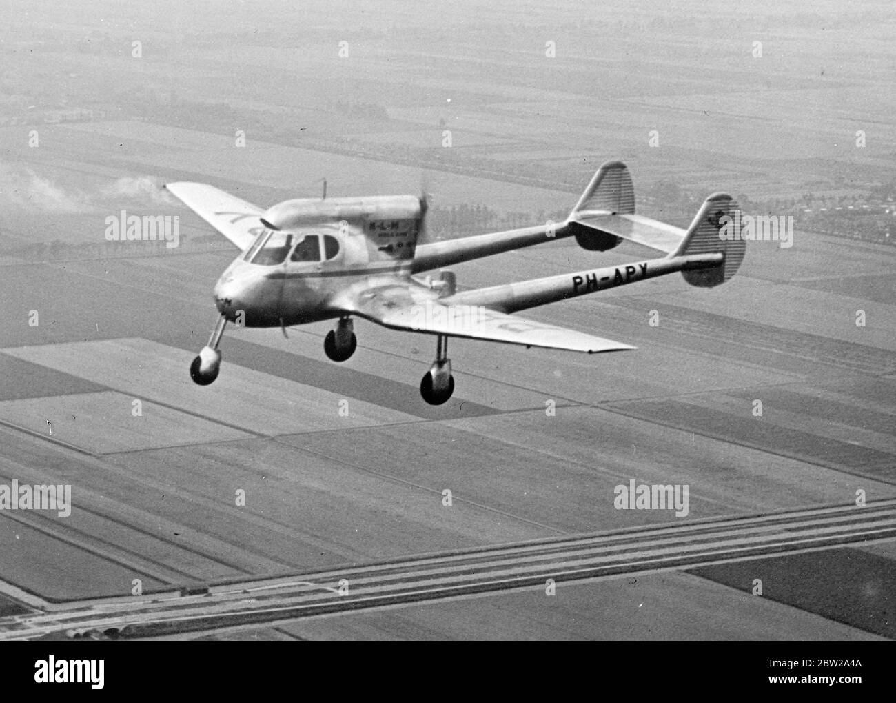 Le tricycle américain à deux places, dit être l'avion le plus sûr au monde, comme arrivé à l'aérodrome de Croydon. Les pilotes de Royal Dutch Airlines s'y pratiquent parce que les nouveaux avions de ligne Douglas 30 places. Ils utiliseront aura 'tricycle'année d'atterrissage. Le Styman Hammond 'y' est le deux places. Il peut être retiré sans toucher les commandes et débarqué sans risque d'inclinaison du nez. Expositions de photos, le « tricycle volant » en vol. 10 novembre 1937 Banque D'Images