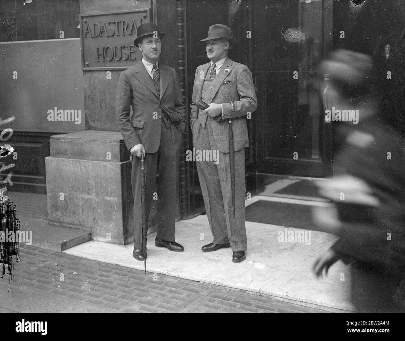 Officier de la RAF britannique qui se trouve en Europe pour enseigner aux militaires turcs. Le commandant de l'aile A S G Lee, MC, quitte Londres demain (jeudi) pour voyager en voiture en Europe jusqu'en Turquie, où il sera l'un des instructeurs britanniques du nouveau collège de l'armée de l'air. Photo shows, le commandant de l'escadre Lee (à gauche) et est co-instructeur, chef de l'escadron S McKeever , DSO, au ministère de l'air à Londres. 27 octobre 1937 Banque D'Images
