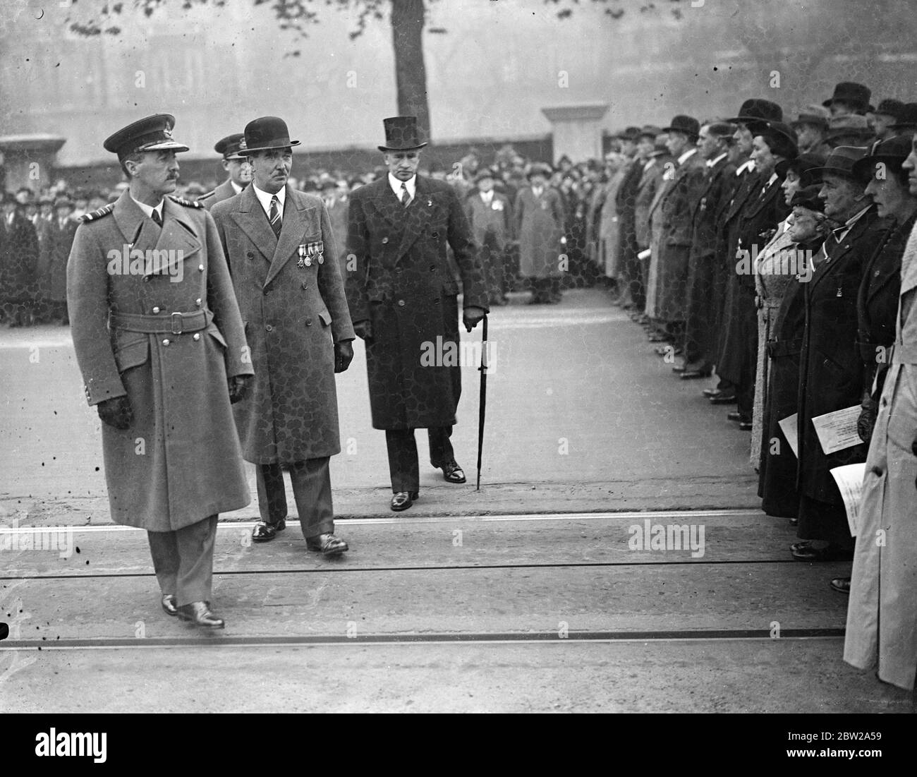 Le maréchal de l'air effectue l'inspection au service d'armistice de la Royal Air Force. Des membres de la Royal Air Force et d'anciens camarades, hommes et femmes, ont assisté aujourd'hui à leur Armistice Service au Royal Air Force Memorial, sur le remblai de Victoria, à Londres (Armistice Dimanche). Le maréchal en chef de l'air, Sir Cyril Newell, a placé la couronne. Expositions de photos, un maréchal en chef Sir Cyril Newell (uniforme), qui effectue son inspection au service. 7 novembre 1937 Banque D'Images