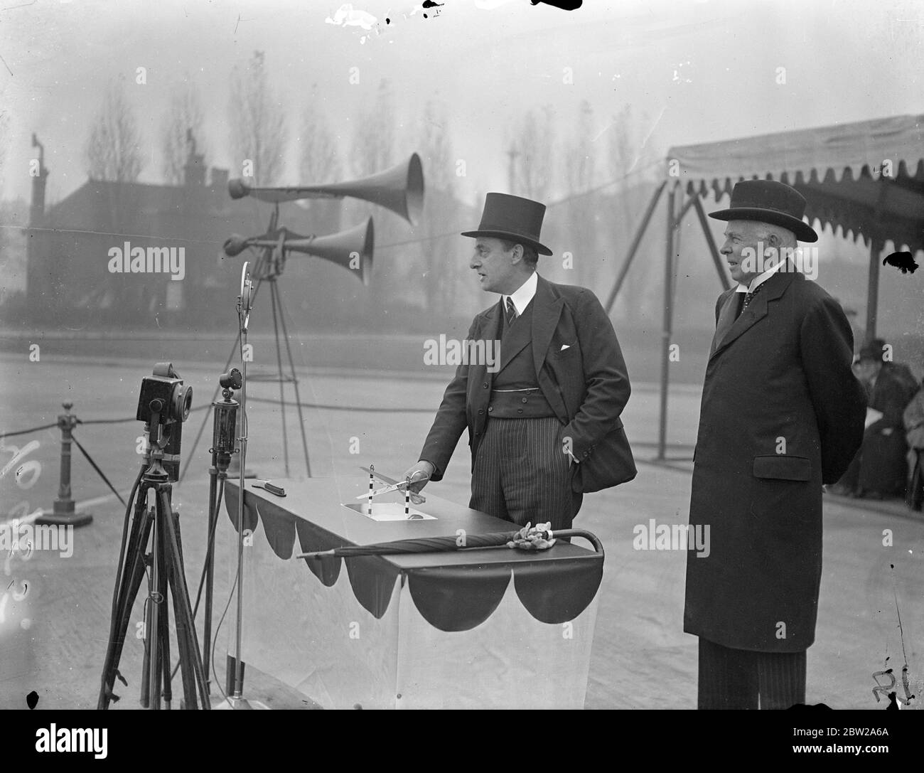 Le ministre des transports ouvre un nouveau « patch » pour les chauffeurs de bus de Londres. Le nouveau terrain de formation des chauffeurs de bus de la London Passenger transport Board a été ouvert à Chiswick par le ministre des Transports, le Dr Leslie Burgin. 8 novembre 1937 Banque D'Images