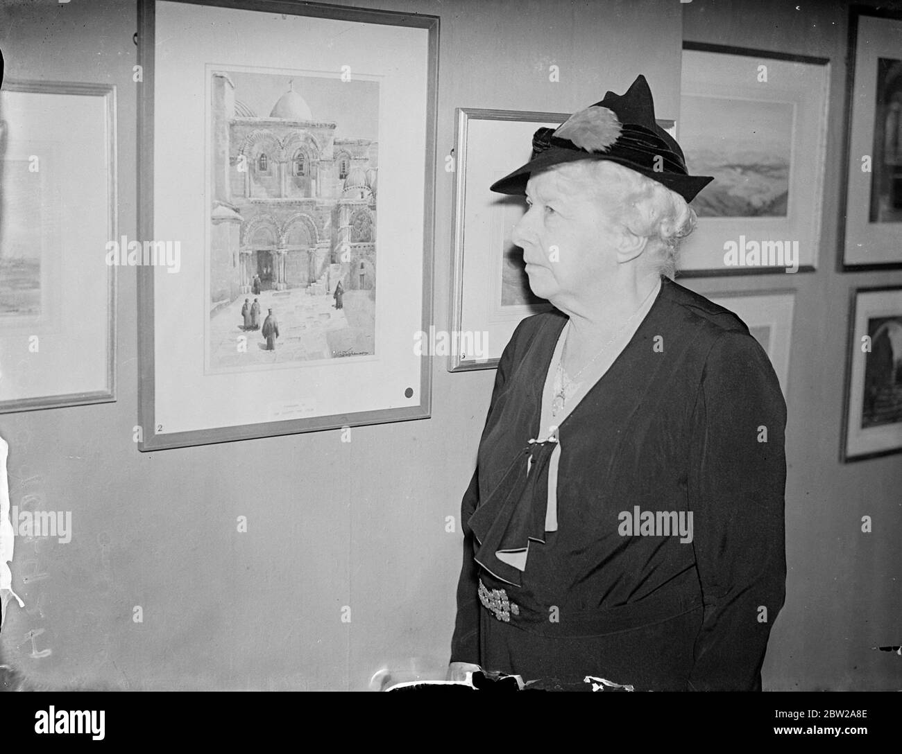 Une artiste qui a vendu une image à quatre Queens-Queen Elizabeth achète une image de Jérusalem. Vendeur de ses propres peintures à quatre reines britanniques est la fierté de Mme PAF Stephenson, l'artiste londonien qui vient de vendre à la reine Elizabeth aquarelle du Saint-Sépulcre, Jérusalem. À 16 ans. Mme Stephenson a vendu un morceau de porcelaine peinte à la reine Victoria, la reine Alexandra a acheté un paysage italien et la reine Mary a acheté quatre photos de Palestine. La photo des artistes de la reine Elizabeth est maintenant en exposition avec d'autres œuvres de Mme Stephenson, dans les galeries Walker, nouveau bon Banque D'Images