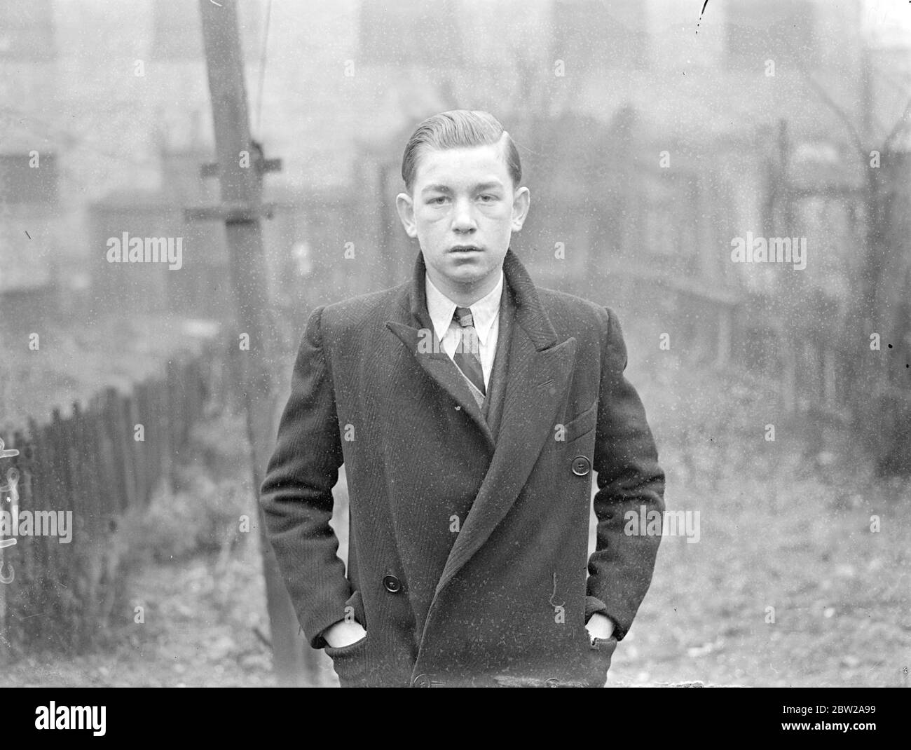 Garçon de 15 donne l'alarme à la maison de Londres incendie quatre blessés. John Davies, âgé de 15 ans, a donné l'alarme lorsque l'incendie a éclaté dans une maison de New Church Road, Camberwell. Son père, Arthur Davies, âgé de 41 ans, sa mère, Winifred Davis, âgée d'environ 40 ans, son frère de 11 ans, Ivor Davies, et Arthur George Bird, un locataire, ont été blessés et à l'hôpital St Giles, à Camberwell. John Davies dit qu'il a été réveillé par des crépitements et quand il a ouvert sa porte de chambre. La chaleur était fantastique et des nuages de fumée s'étaient mis à monter dans l'escalier. Il a réussi à s'échapper sans se blesser. 30 décembre 1937 Banque D'Images Garçon de 15 donne l'alarme à la maison de Londres incendie quatre blessés. John Davies, âgé de 15 ans, a donné l'alarme lorsque l'incendie a éclaté dans une maison de New Church Road, Camberwell. Son père, Arthur Davies, âgé de 41 ans, sa mère, Winifred Davis, âgée d'environ 40 ans, son frère de 11 ans, Ivor Davies, et Arthur George Bird, un locataire, ont été blessés et à l'hôpital St Giles, à Camberwell. John Davies dit qu'il a été réveillé par des crépitements et quand il a ouvert sa porte de chambre. La chaleur était fantastique et des nuages de fumée s'étaient mis à monter dans l'escalier. Il a réussi à s'échapper sans se blesser. 30 décembre 1937 Banque D'Images