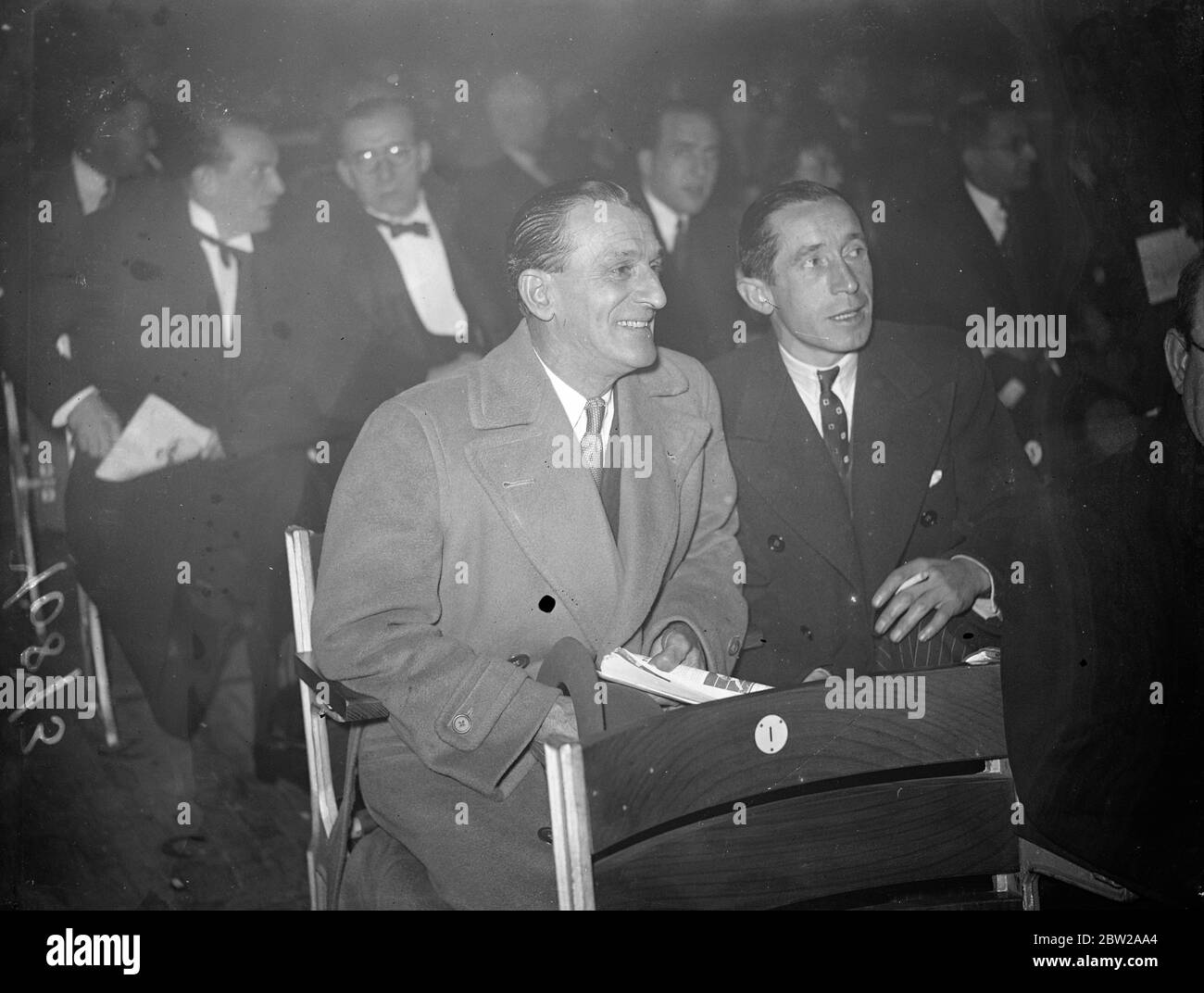 Jockeys à Phillips - Skolblin Fight. Les Londoniens gagnent. Bernard Carslake (à gauche) et Harry Wragg, aux jockeys au bord du ring pendant le combat à Harringay Arena, Londres. 4 novembre 1937 Banque D'Images