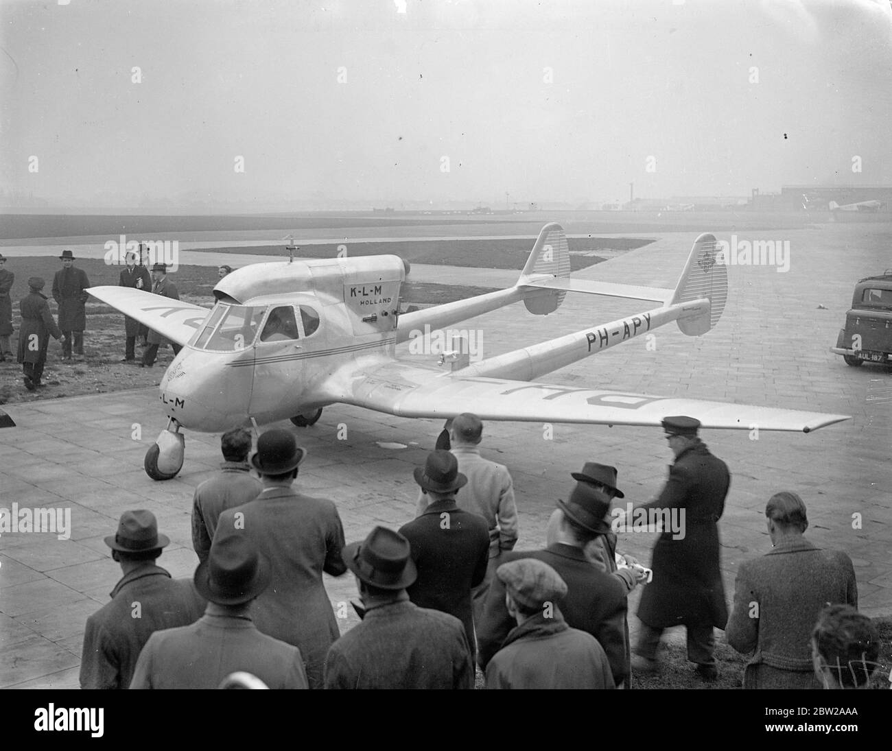 Le tricycle américain à deux places, dit être l'avion le plus sûr au monde, comme arrivé à l'aérodrome de Croydon. Les pilotes de Royal Dutch Airlines s'y pratiquent parce que les nouveaux avions de ligne Douglas 30 places. Ils utiliseront aura 'tricycle'année d'atterrissage. Le Styman Hammond 'y' est le deux places. Il peut être retiré sans toucher les commandes et débarqué sans risque d'inclinaison du nez. Expositions de photos, le tricycle volant de deux places inspecté à Croydon. 10 novembre 1937 Banque D'Images