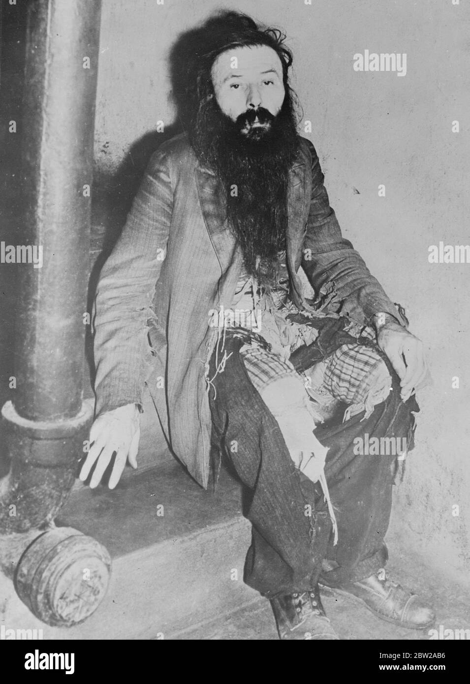 Fait et perdu plusieurs fortunes - mais le Tramp n'était pas en bas et dehors!. Portant des vêtements flattés et grimeux, Sam Velcich, le 'hobo' de 51 ans, a été arrêté par la police à la Nouvelle-Orléans, Louisiane, et accusé d'être un vagabond. Velcich a stupéfait les officiers et a battu l'accusation en exposant des obligations évaluées à Â 1,500 £ qui, a-t-il dit, lui apportent près de Â 4 £ par semaine. Velcich, un immigrant yougoslave, a déclaré qu'il avait amassé et perdu plusieurs fortunes, puis qu'il avait été réduit aux obligations. Il a travaillé une fois pour la Compagnie de lumière et d'électricité de l'État central de Corpus Christi, Texas, qui a émis les obligations. 23 novembre Banque D'Images