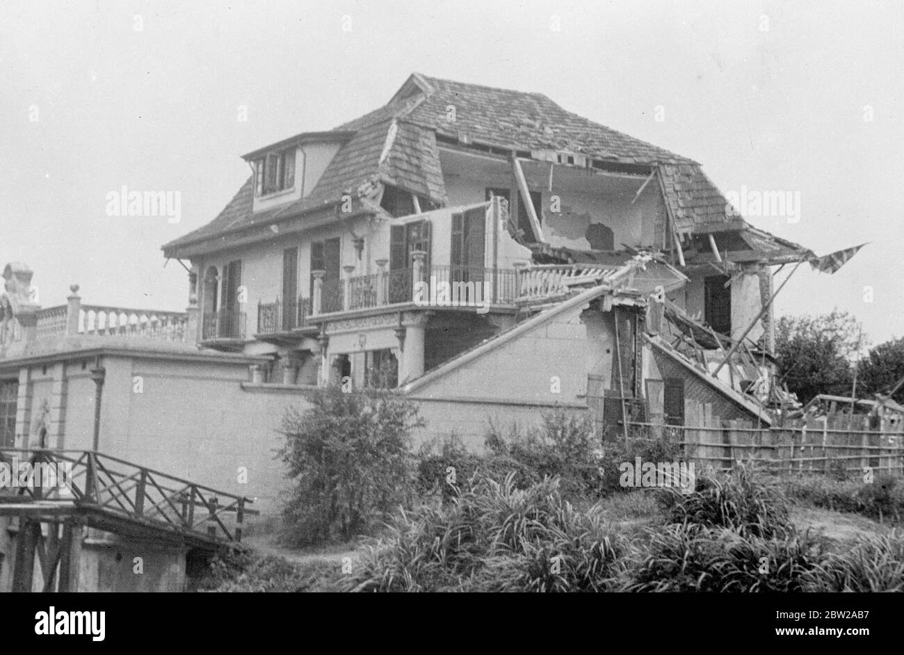 Même les bombes japonaises ne pouvaient pas abaisser le syndicat Jack. Le syndicat Jack continue de voler de cette maison gravement battue d'un résident britannique à Rubicon Road, Shanghai, RAID aérien ultra-japonais. Les bombes avaient fait sauter une grande partie de la maison en ruines, mais le drapeau a refusé de descendre, cependant, est attaché à la partie la plus gravement endommagée du bâtiment. 1er novembre 1937 Banque D'Images