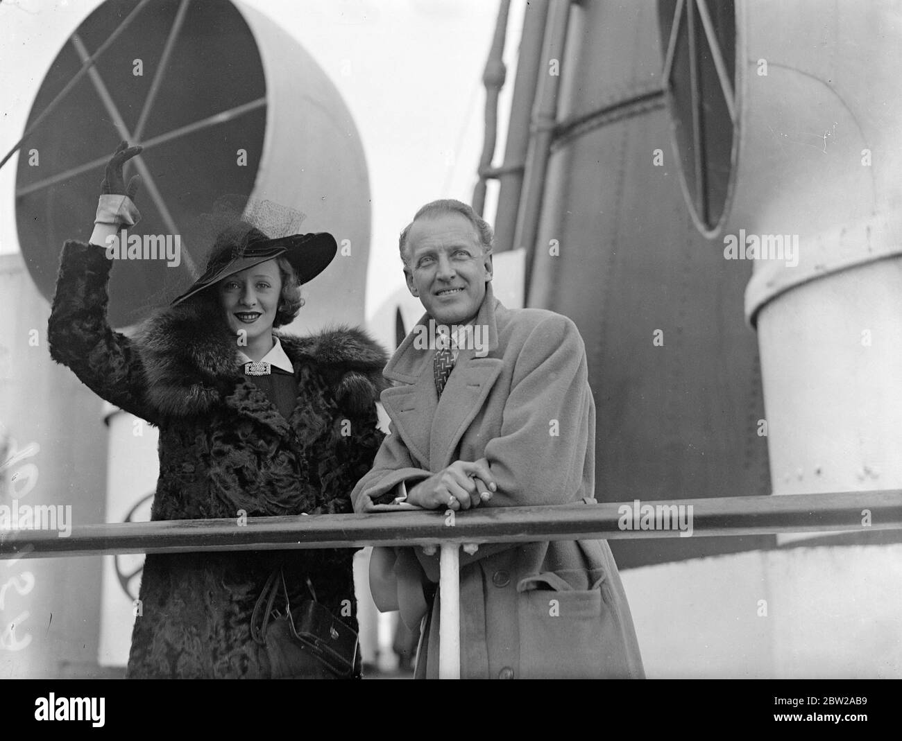 Anne Booth et Otto Kruger sont arrivés en Angleterre. Mlle Anne Booth, l'actrice hollywoodienne, et Otto Kruger, l'acteur, sont arrivés à Southampton sur le paquebot 'Aquitania' d'Amérique. Expositions de photos, Anne Booth, portant un chapeau élégant à large bord, et Otto Kruger à l'arrivée à Southampton. 2 novembre 1937 Banque D'Images