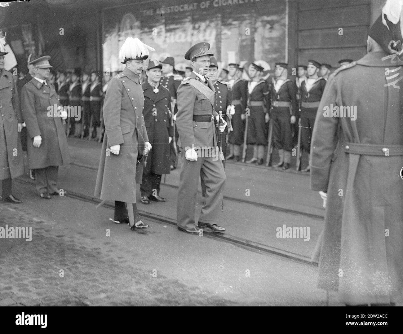 Le roi Léopold arrive à Douvres lors d'une visite d'État en Angleterre. Le roi Léopold des Belges, accompagné de fonctionnaires de la Cour, est arrivé à Douvres sur le bateau à vapeur belge « Prinz Albert » pour sa visite d'État au Roi et à la Reine. Il a été accueilli à Douvres par le duc de Gloucester et a besoin de l'ambassadeur belge, le baron de Cartier de Marchienne. Expositions de photos, le roi Léopold et le duc de Gloucester, inspectant la garde d'honneur de Douvres. 16 novembre 1937 Banque D'Images