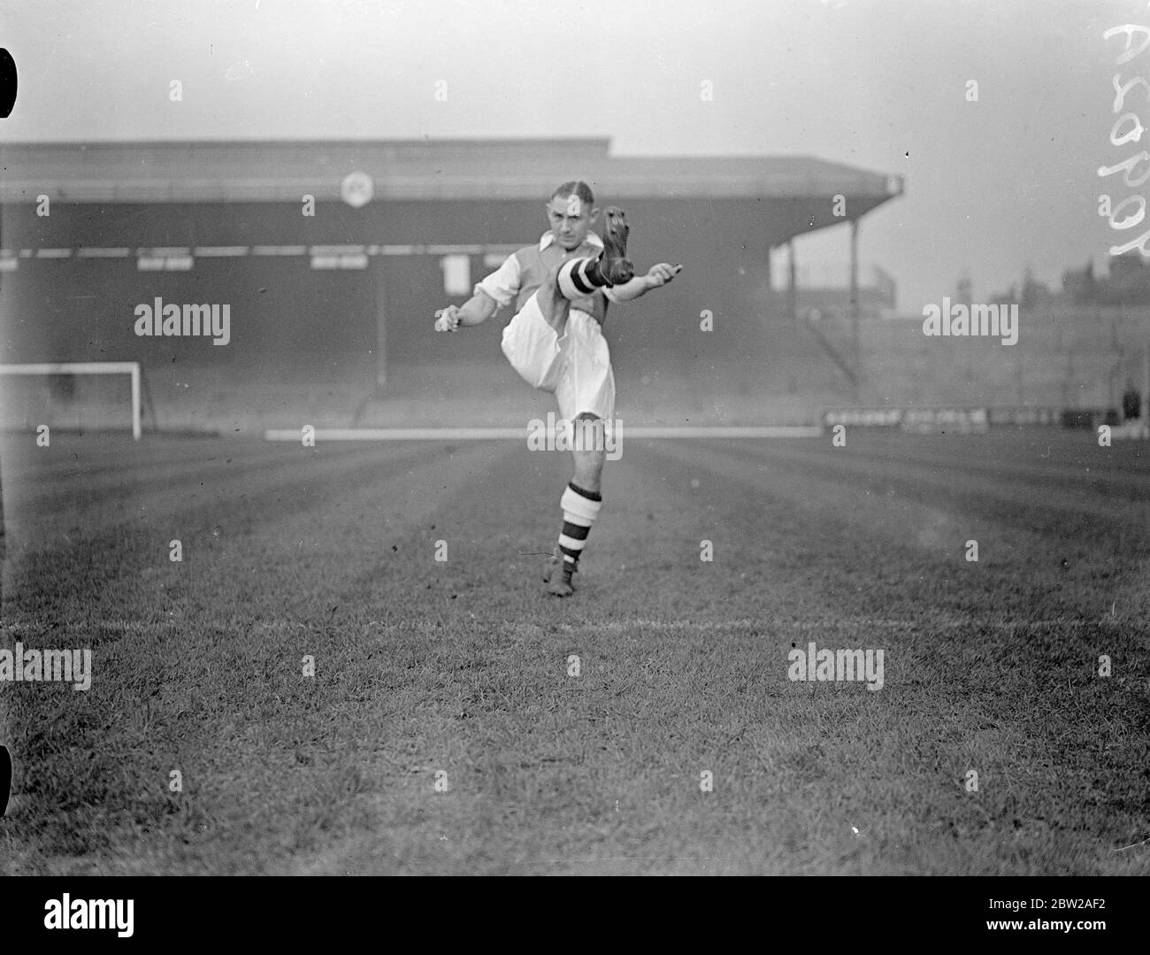 Les nouvelles pratiques « Hope » d'Arsenal à Highbury. Gallois international, de Coventry. Leslie Jenkins Jones, ancien garçon Aberdare Butcher qui a récemment obtenu son sixième plafond pour le pays de Galles, a été signé par Arsenal et pratique maintenant à Highbury pour le match contre Grimsby demain (samedi). Arsenal a payé des frais de transfert importants à Coventry City pour Jones et a également donné Davidson, leur intérieur écossais en échange partiel. On espère maintenant que Arsenal romptera le sort de la malchance. Ils n'ont pas gagné de match depuis un mois. 5 novembre 1937 Banque D'Images