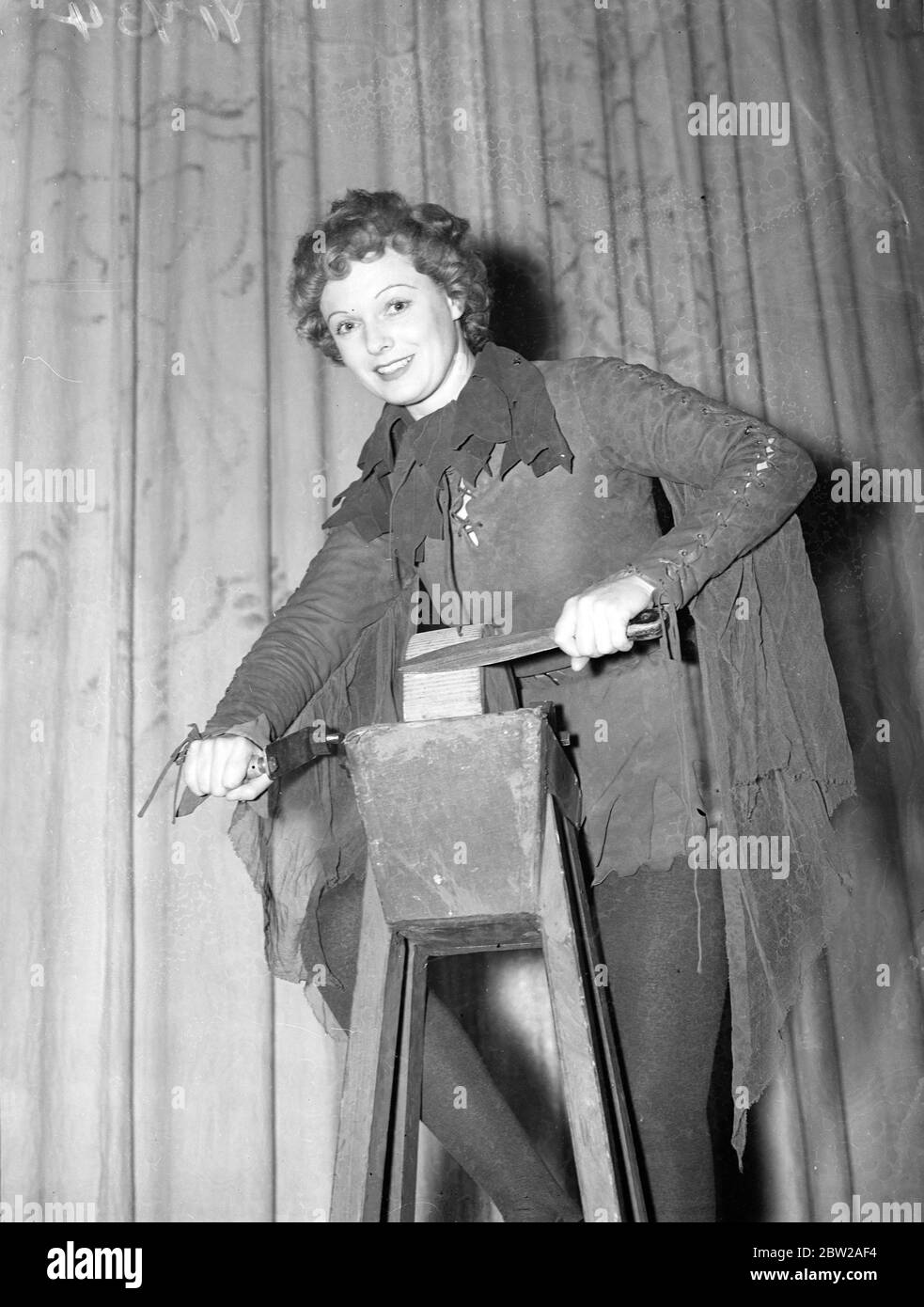 Anna Neagle commence les répétitions pour « Peter Pan ». Anna Neagle, actrice de scène et de cinéma, a commencé des répétitions au London Palladium pour 'Peter Pan', dans lequel elle joue le rôle de Peter. La production ouvre pour une série de matinés au Palladium la veille de Noël. Spectacles photo, Peter Pan (Anna Neagle). 6 décembre 1937 Banque D'Images