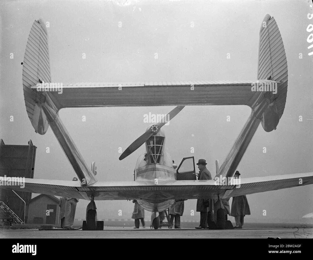 Le tricycle américain à deux places, dit être l'avion le plus sûr au monde, comme arrivé à l'aérodrome de Croydon. Les pilotes de Royal Dutch Airlines s'y pratiquent parce que les nouveaux avions de ligne Douglas 30 places. Ils utiliseront aura 'tricycle'année d'atterrissage. Le Styman Hammond 'y' est le deux places. Il peut être retiré sans toucher les commandes et débarqué sans risque d'inclinaison du nez. Spectacles photo, en regardant le 'tricycle volant' de la queue à Croydon. 10 novembre 1937 Banque D'Images