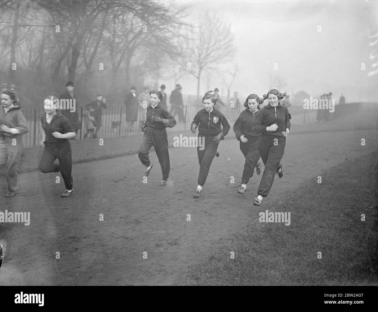 Les filles devaient avoir l'activité du dimanche, mais elles ont tiré la ligne des shorts!. Malgré le froid et la brume, les filles endurcis du club d'athlétisme des dames du parc Victoria ont eu l'entraînement du dimanche dans le parc Victoria. Expositions de photos, filles athlètes de Victoria Park, lac, courir autour de la piste dans de longs pantalons, au lieu de shorts à Victoria Park. 28 novembre 1937 Banque D'Images