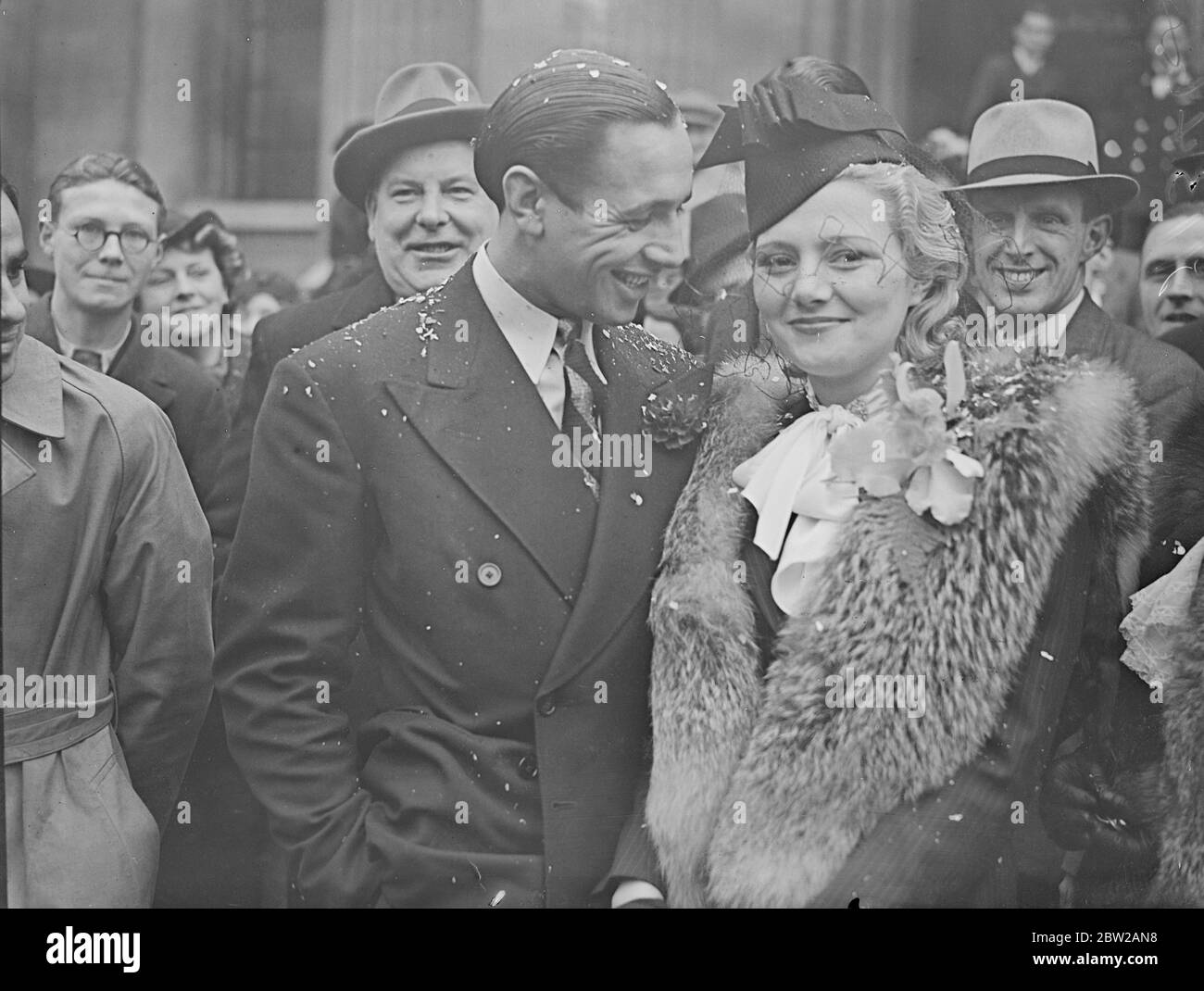 La princesse Baba et le lutteur se sont mariés à Londres. Mlle Valérie brooke (princesse Baba), fille de la Rajah Blanche et de Ranee de Sarawak, a été mariée à Bob Gregory, lutteur de 25 ans au bureau de registre de Marylebone, à londres. Le mariage a eu lieu après plusieurs tentatives infructueuses précédentes et malgré les rumeurs que le romantisme a été rompu. Les parents de la mariée sont signalés comme étant opposés au mariage. Expositions de photos, la mariée et le marié quittant le bureau de caisse après le mariage. 22 novembre 1937 Banque D'Images