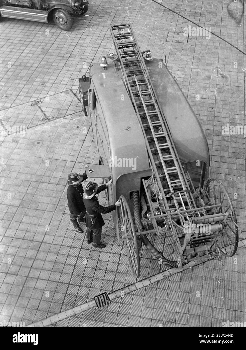 Le premier moteur d'incendie à double usage fermé de la Brigade des pompiers de Londres. Le premier appareil de lutte contre les incendies à double usage fermé vient d'être mis en service au quartier général de la brigade des pompiers de Londres, sur le remblai Albert. Sur cet appareil, un espace couvert est prévu pour un équipage de cinq personnes et tous les futurs appareils à double usage seront équipés de corps fermés. Le nouvel appareil transporte une évacuation en acier de 50 pieds, la première évacuation en acier de la brigade des pompiers de Londres. Le conducteur peut rapidement libérer l'échappement de l'intérieur. En plus de l'évasion, il y a une Stansa Banque D'Images