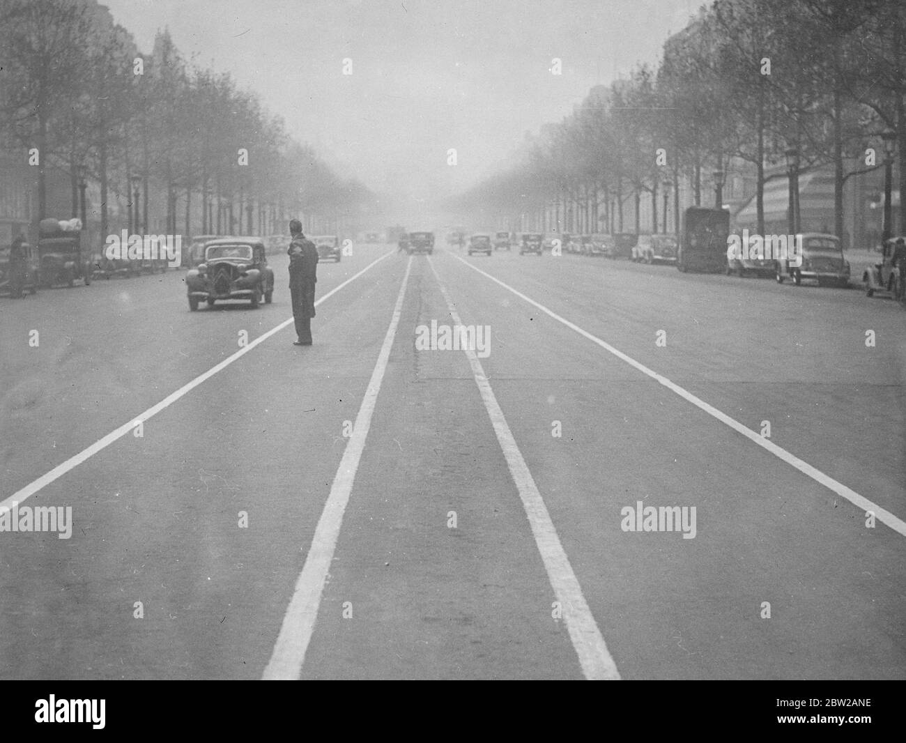 Règles de stationnement à Paris-les lignes blanches expérimentent sur les  célèbres champs Elysées. Une expérience qui est espérée aidera à résoudre  le problème difficile de l'espace de stationnement dans les champs Elysées