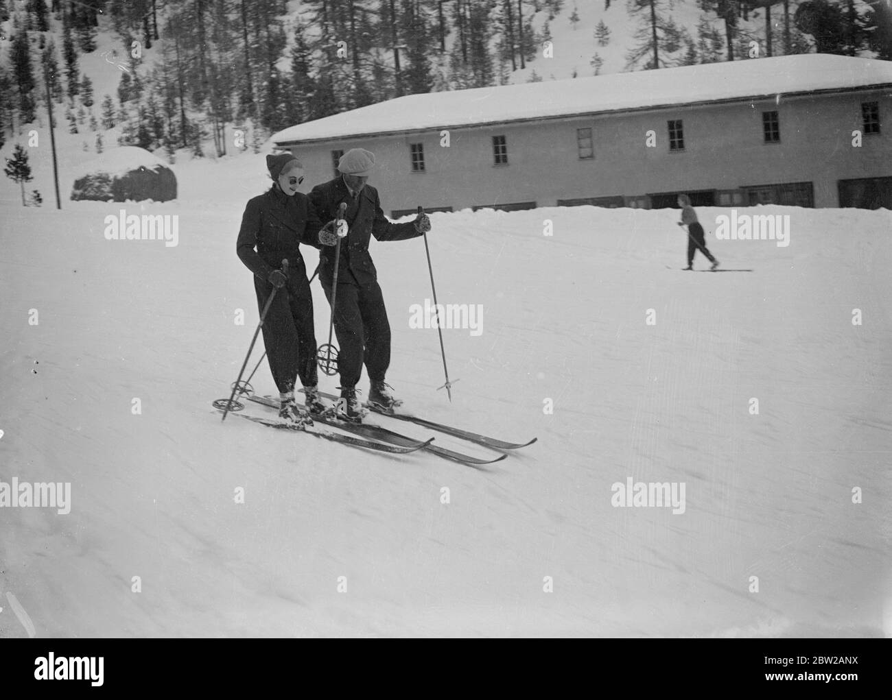 La comtesse Haugwitz Reventlow a une leçon de ski à St Moritz. La comtesse Barbara Haugwitz Reventlow (ancienne héritière Barbara Hutton, Woolworth), qui a récemment renoncé à sa nationalité américaine, prend des cours de ski à St Moritz, en Suisse, où elle passe des vacances de sports d'hiver avec son mari et son bébé, lance. Expositions de photos, comtesse Barbara Haugwitz Reventlow, portant des lunettes sombres, comme elle avait une leçon de ski à St Moritz. 31 décembre 1937 Banque D'Images
