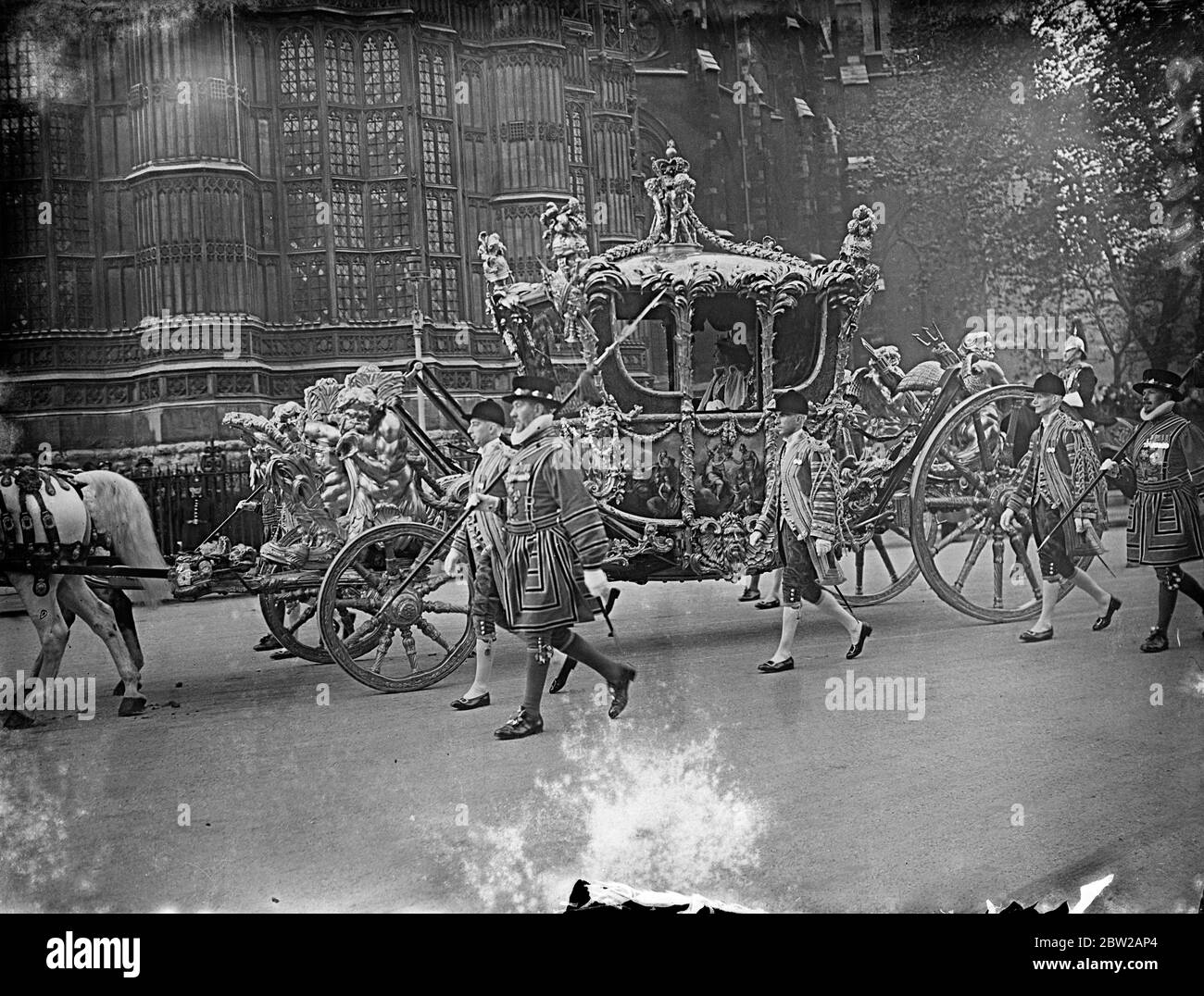 King et Queen Drive dans l'État à l'ouverture du Parlement. Dans un cortège d'État, la première depuis la cérémonie de 1933, le Roi et la Reine ont quitté le Palais de Buckingham pour ouvrir le Parlement pour la première fois de leur règne. Photos, le Roi et la Reine dans l'entraîneur d'État sur leur chemin aux chambres du Parlement. 26 octobre 1937 Banque D'Images