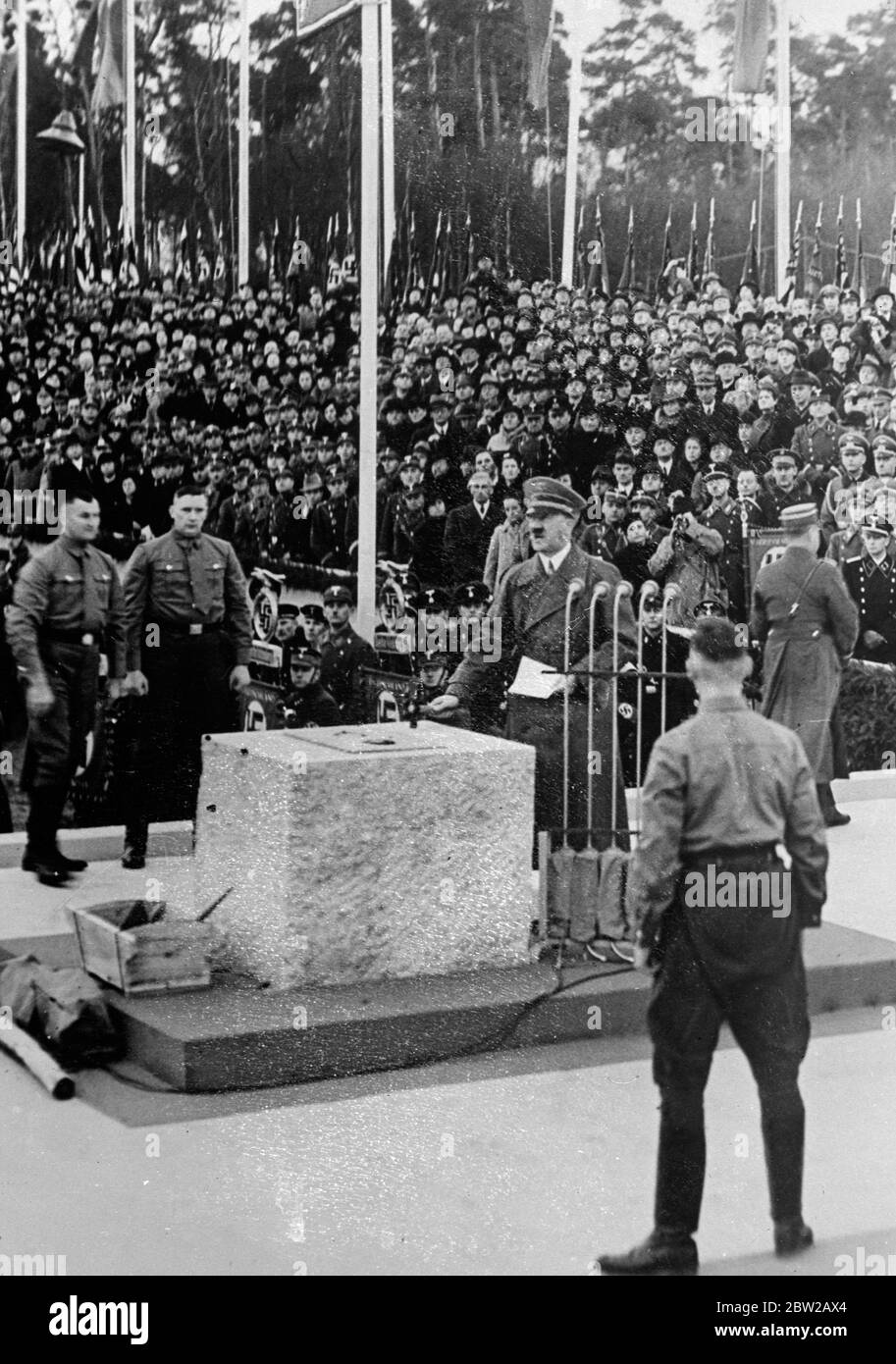 Hitler pose la pierre de fondation de la nouvelle école de défense technique, première étape dans la reconstruction de Berlin. Le chancelier Hitler a signifié la première étape dans la mise en œuvre de son projet de reconstruction de Berlin quand il a posé la pierre de fondation de la nouvelle Faculté technique de la Défense de la High School technique. Des expositions de photos, le chancelier Hitler livrant les trois coups de marteau sur la pierre de fondation. 29. Novembre 1937 Banque D'Images