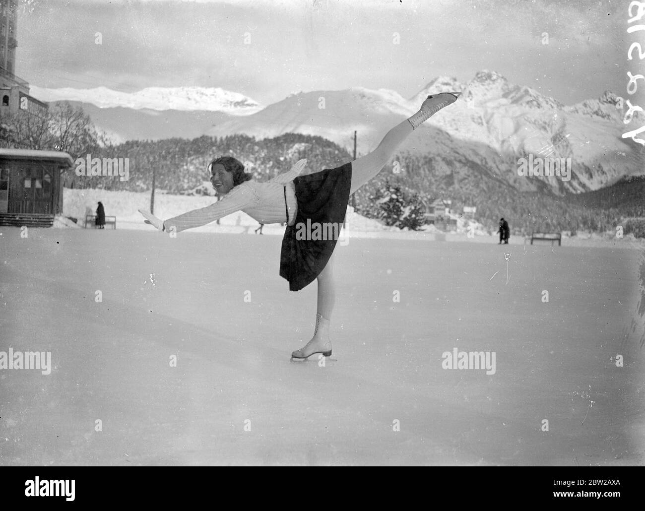 Cecilia Colledge sur la glace à St Moritz. De nombreuses personnes célèbres apprécient maintenant les sports d'hiver à St Moritz, en Suisse, où la saison est en plein essor. Photos, Mlle Cecilia Colledge, titulaire britannique du championnat du monde de patinage artistique, sur la glace à St Moritz le 28 décembre 1937 Banque D'Images